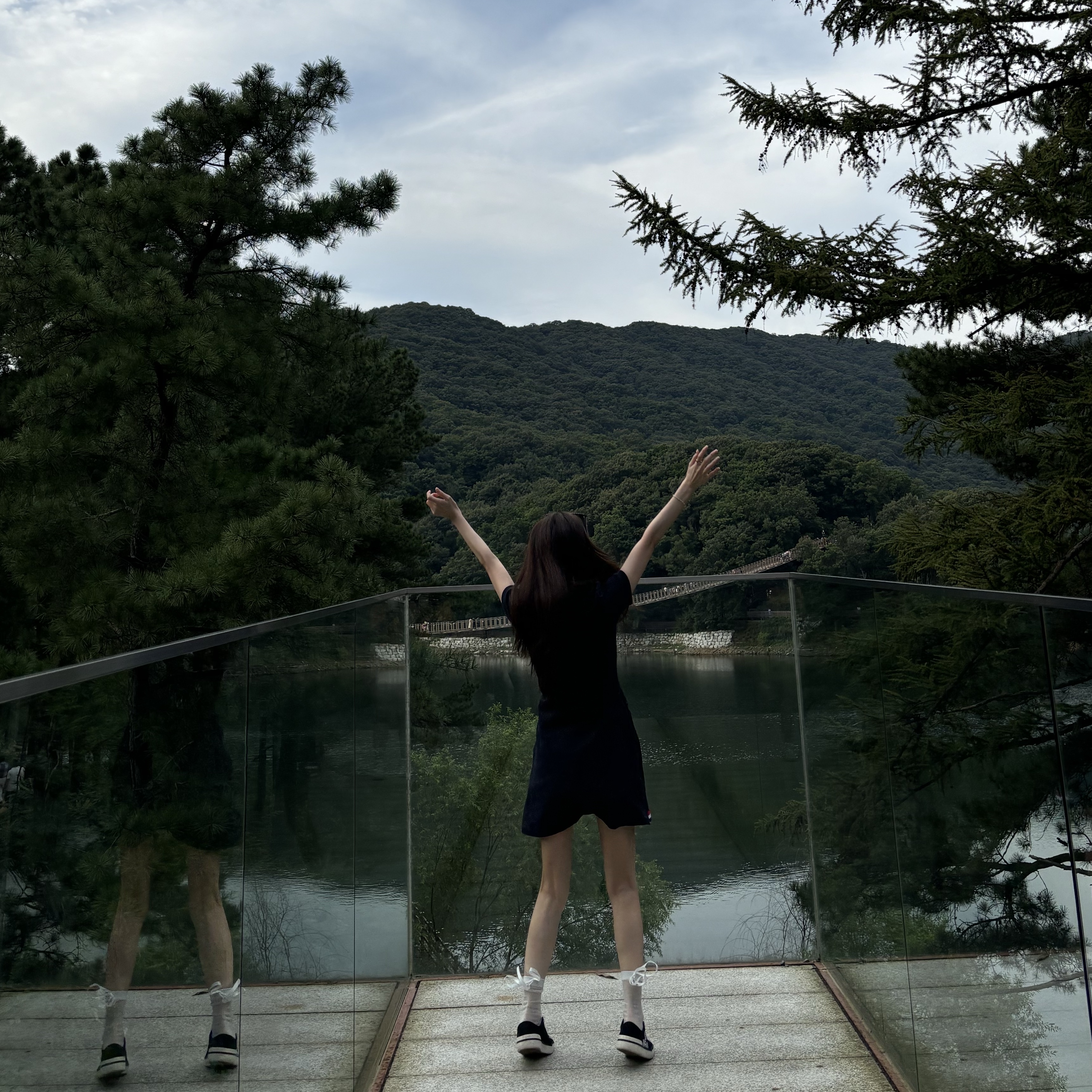 (W)Thom Browne Pique Rib Gusset Tennis Dress Navy 착용 스타일 - 3