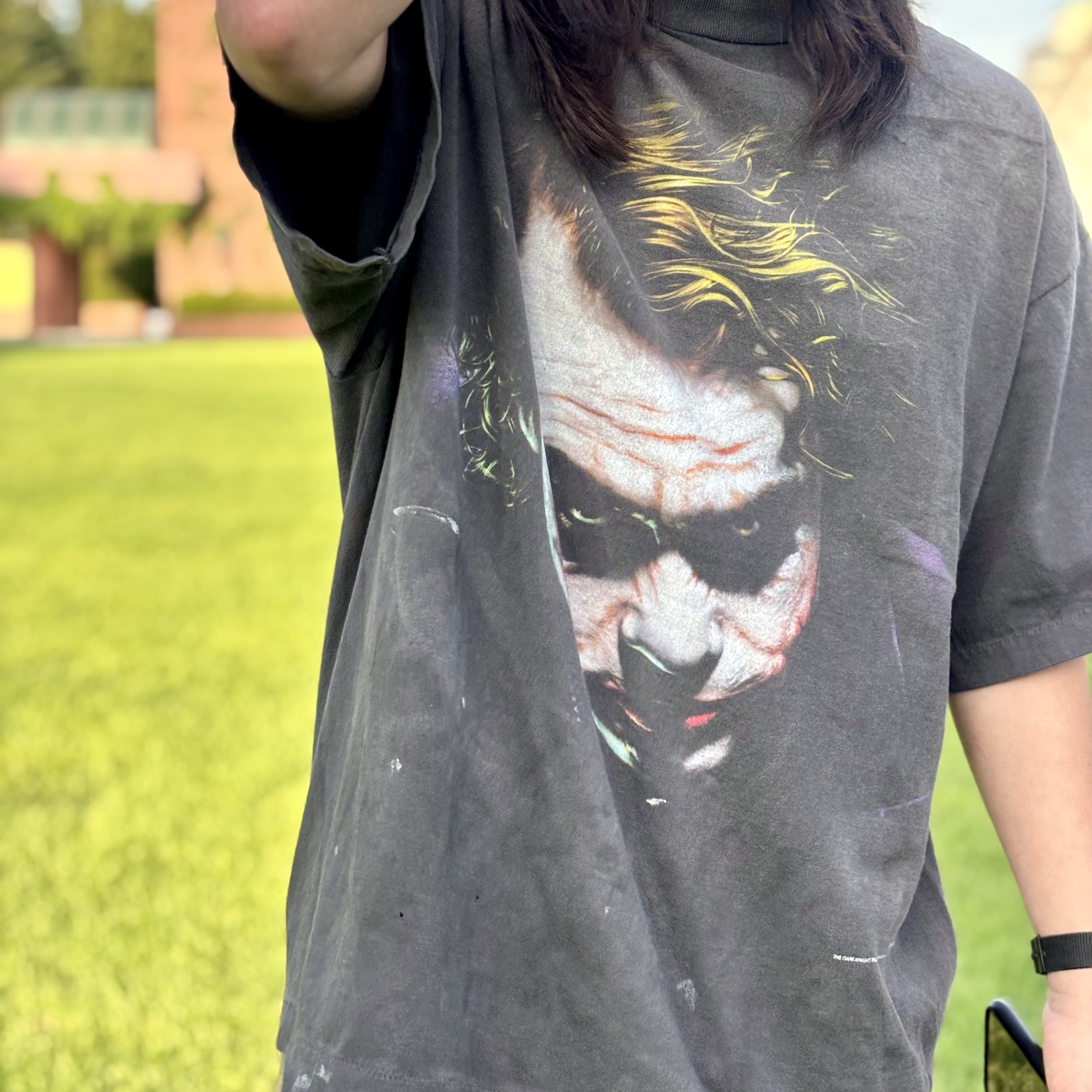 Saint Mxxxxxx x The Dark Knight Joker S/S T-Shirt Black - 25SS, Aoiro Hikari Snap M65 Pants Mocha Brown 착용 스타일 - 2