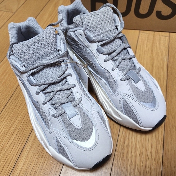 Adidas Yeezy Boost 700 V2 Static 2022 착용 스타일 - 2