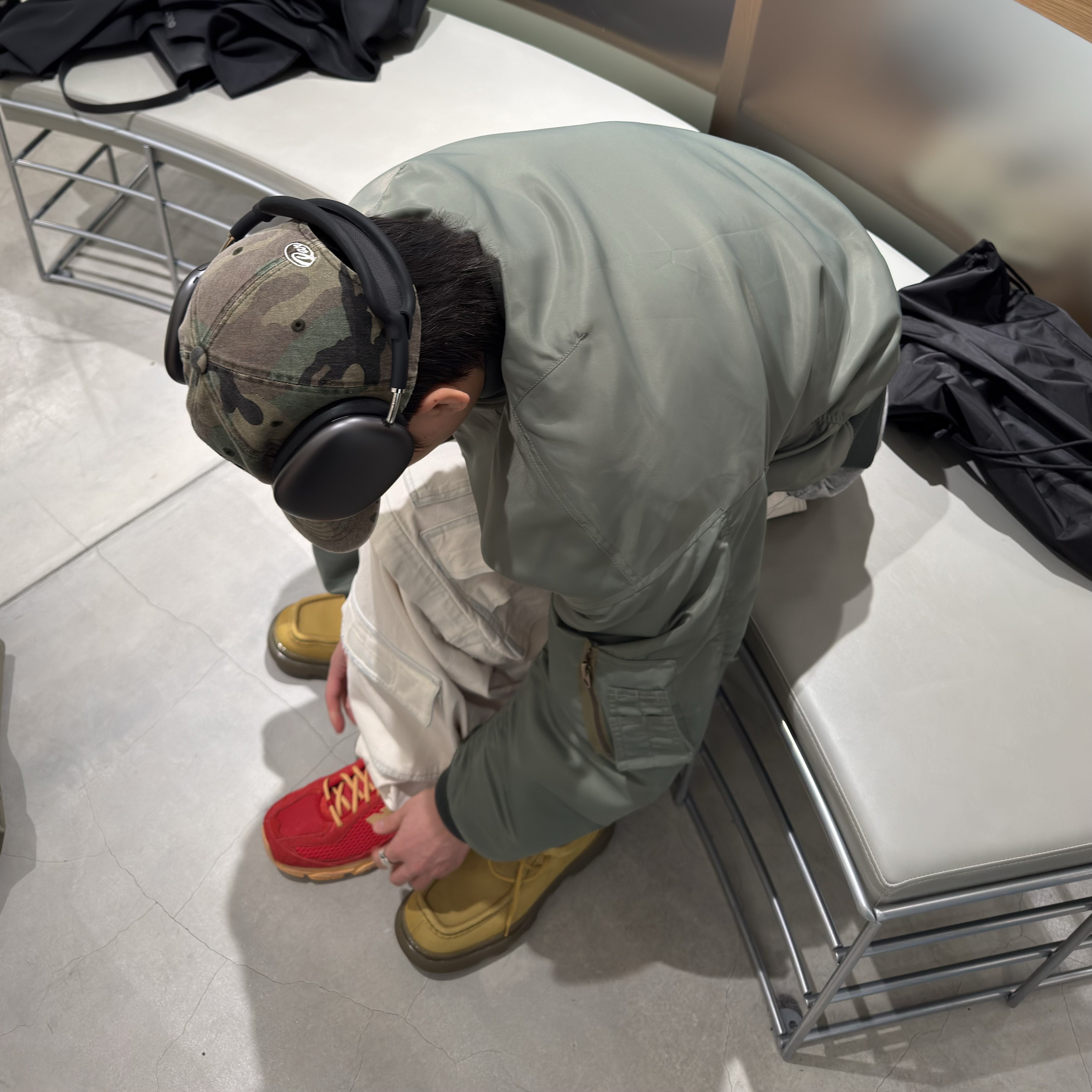 New Balance 509 Deep Red, Apple AirPods Max Lightning Space Gray (Korean Ver.) 착용 스타일 - 2