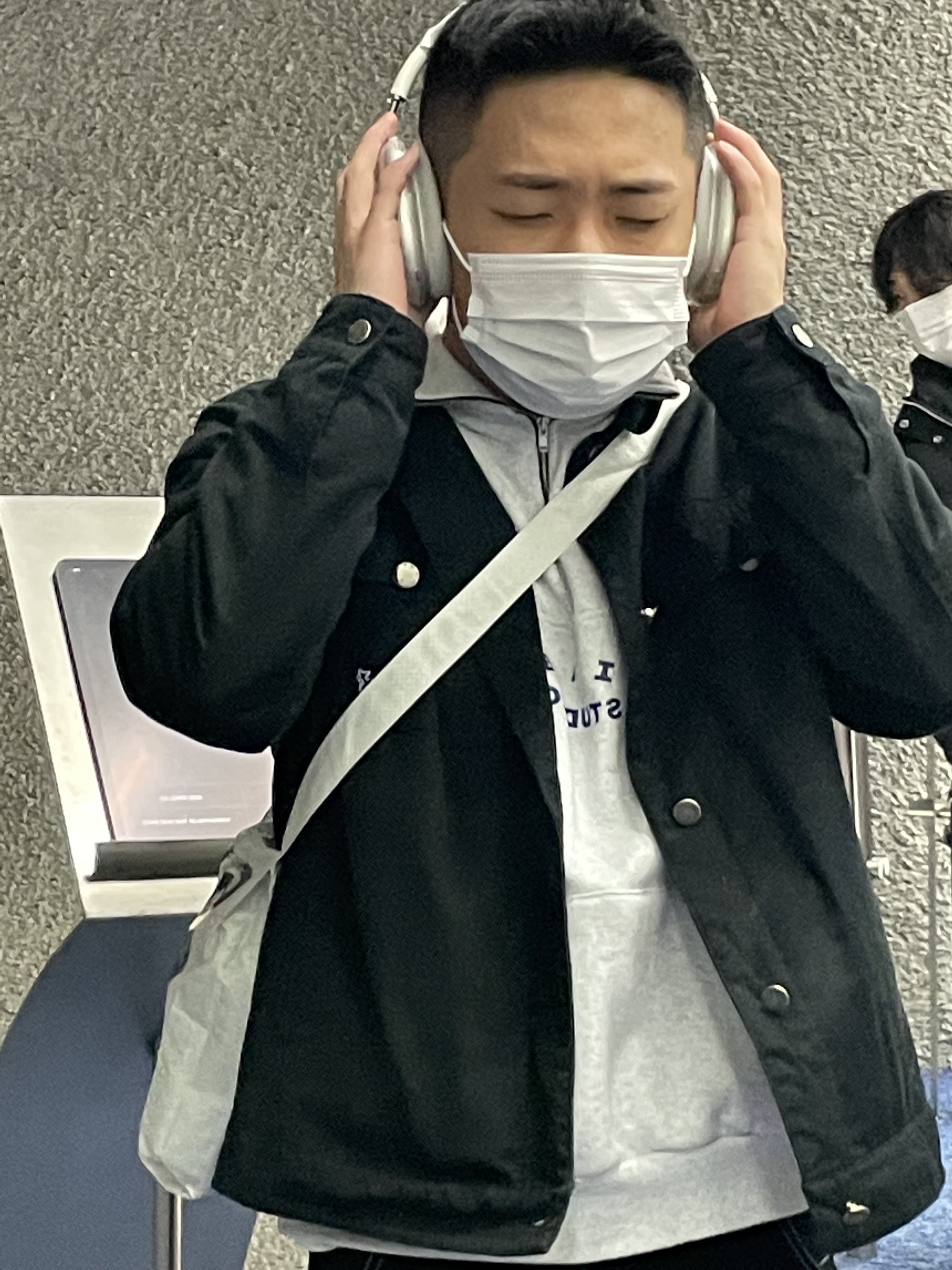 Apple AirPods Max Lightning Silver (Korean Ver.), IAB Studio Half Zip Pullover Light Gray 착용 스타일