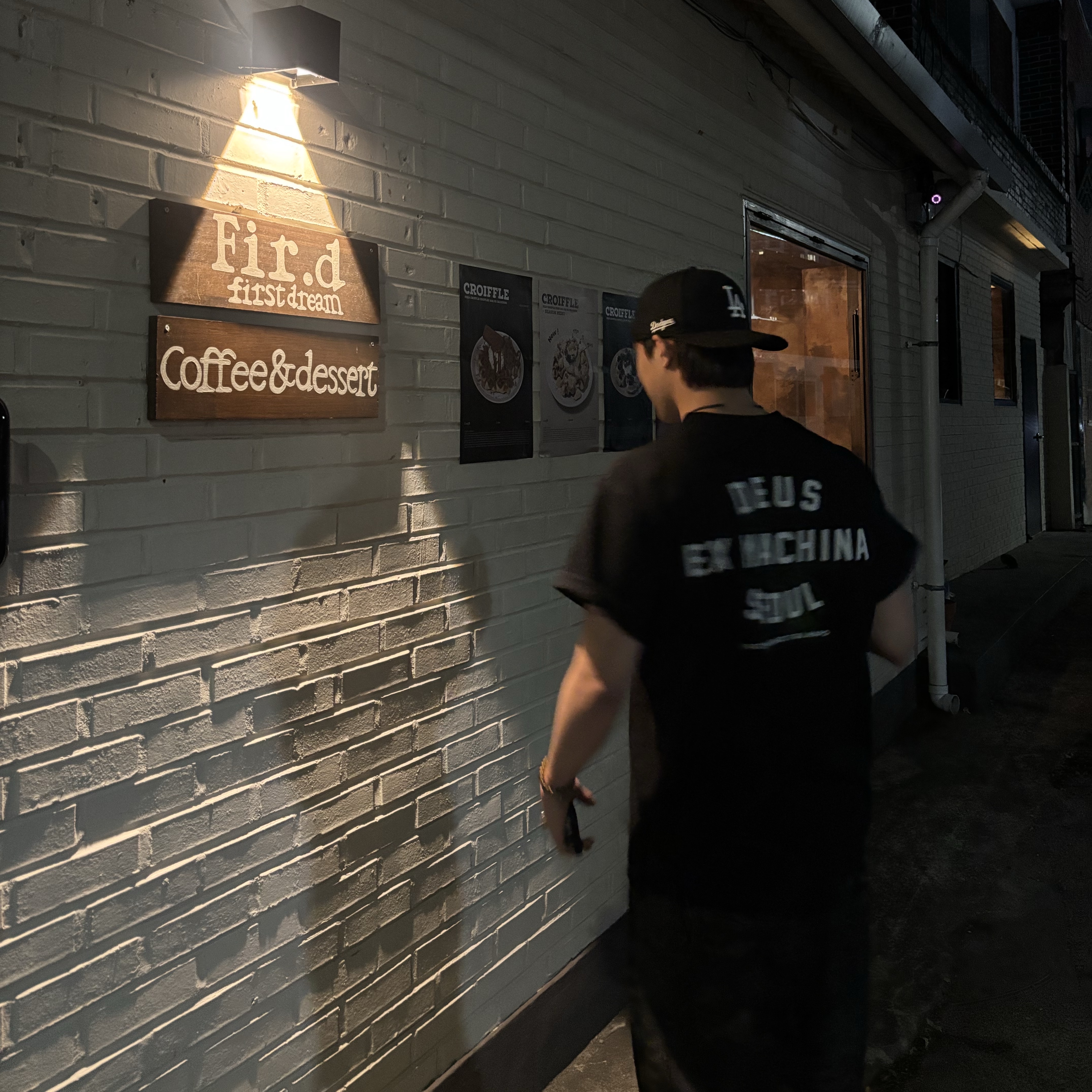 Deus Ex Machina Seoul College T-Shirt Black 착용 스타일 - 2