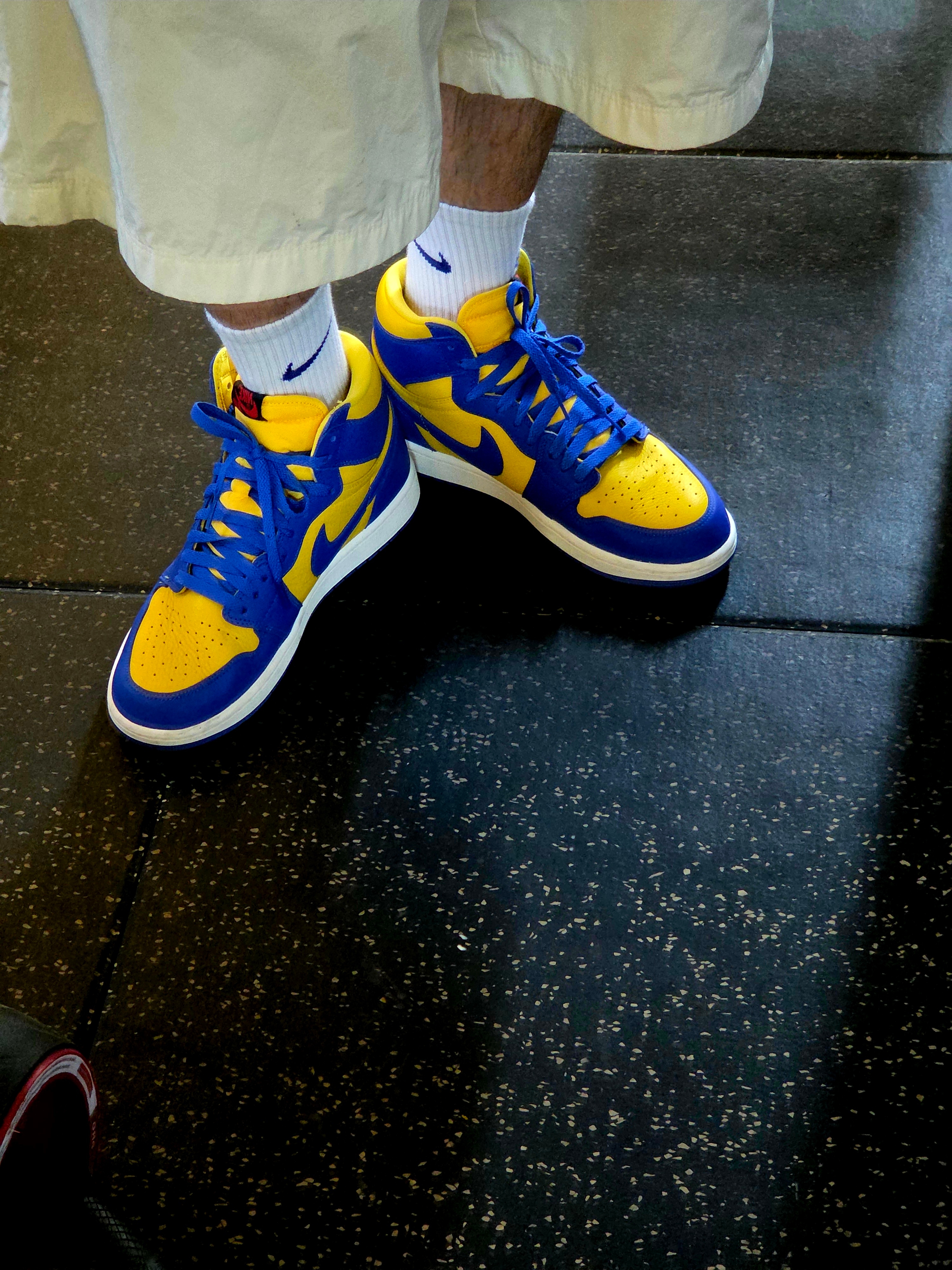 (W) Jordan 1 Retro High OG Game Royal and Varsity Maize 착용 스타일 - 2