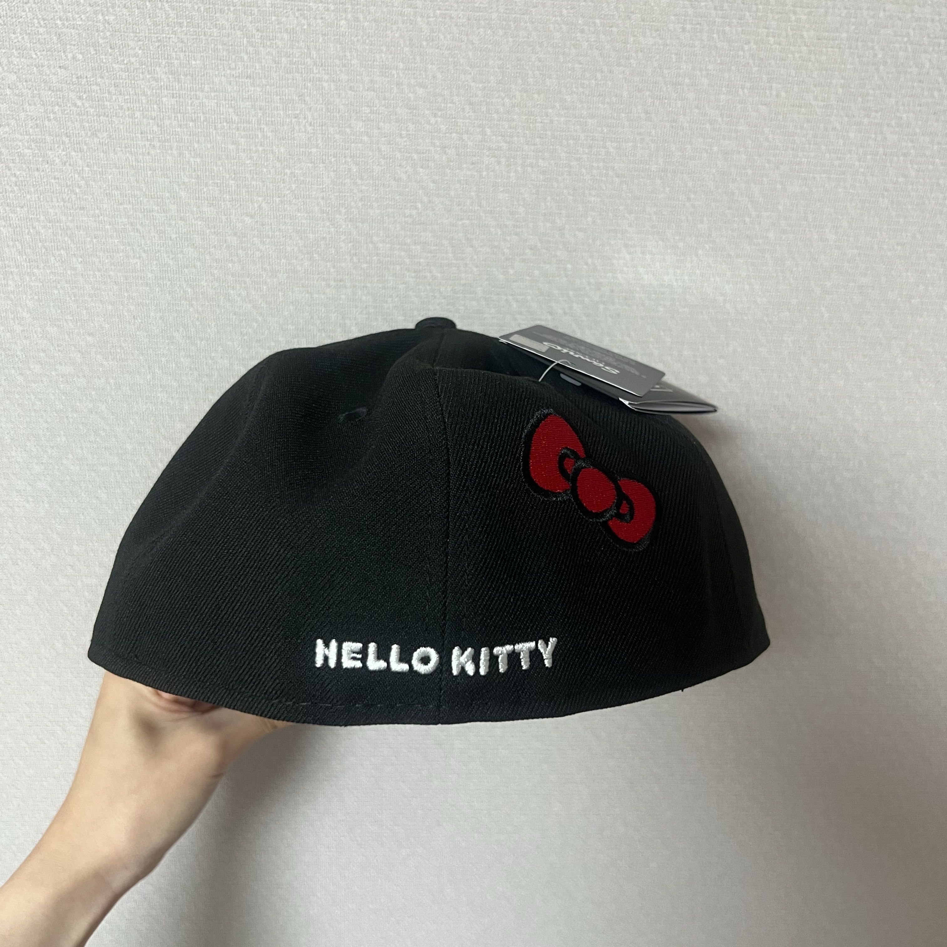 New Era x Hello Kitty Size Cap Black 착용 스타일 - 1