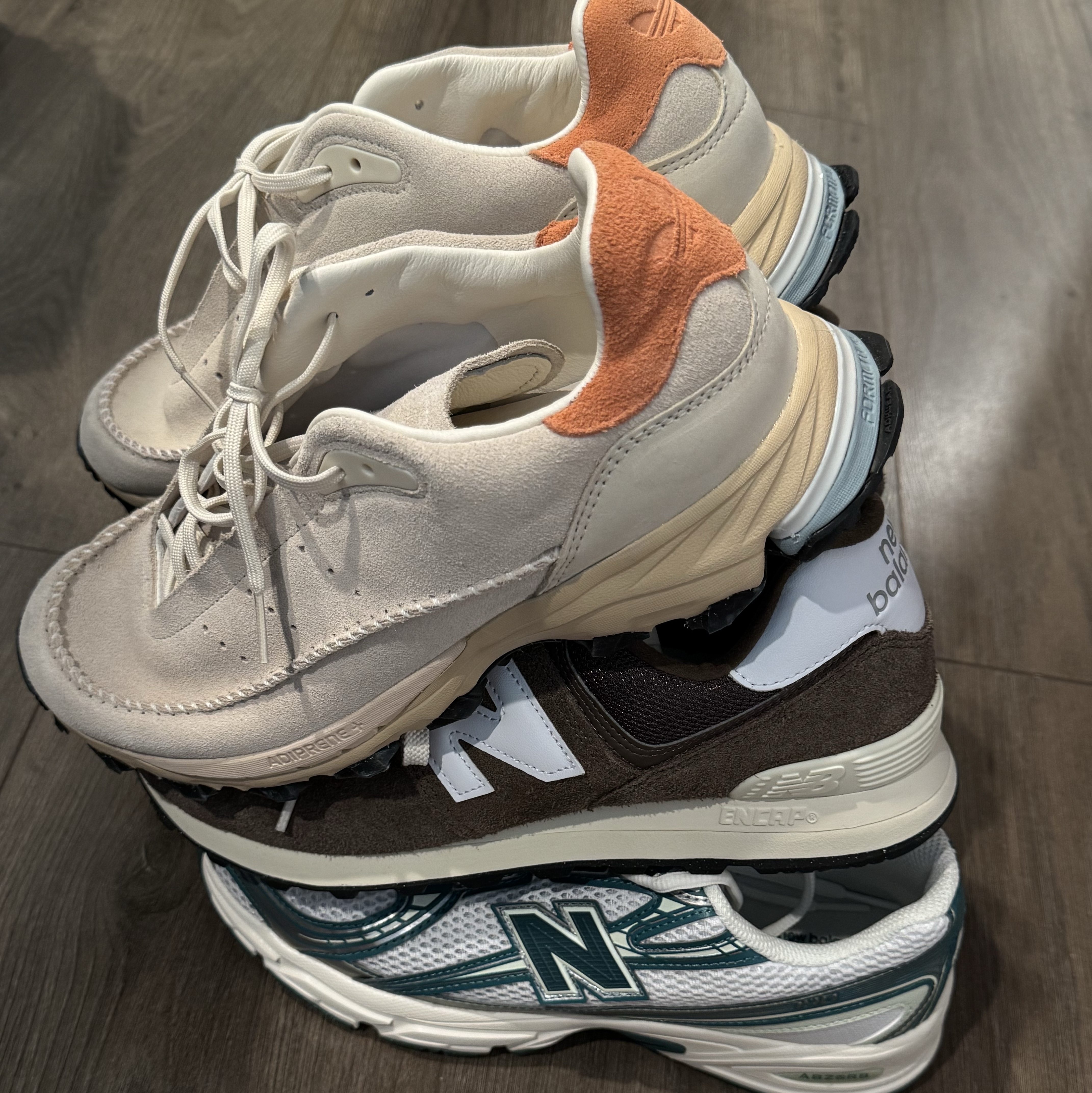 New Balance 574 Dark Mushroom Angora - D Standard, New Balance 740v2 White Marsh Green 착용 스타일