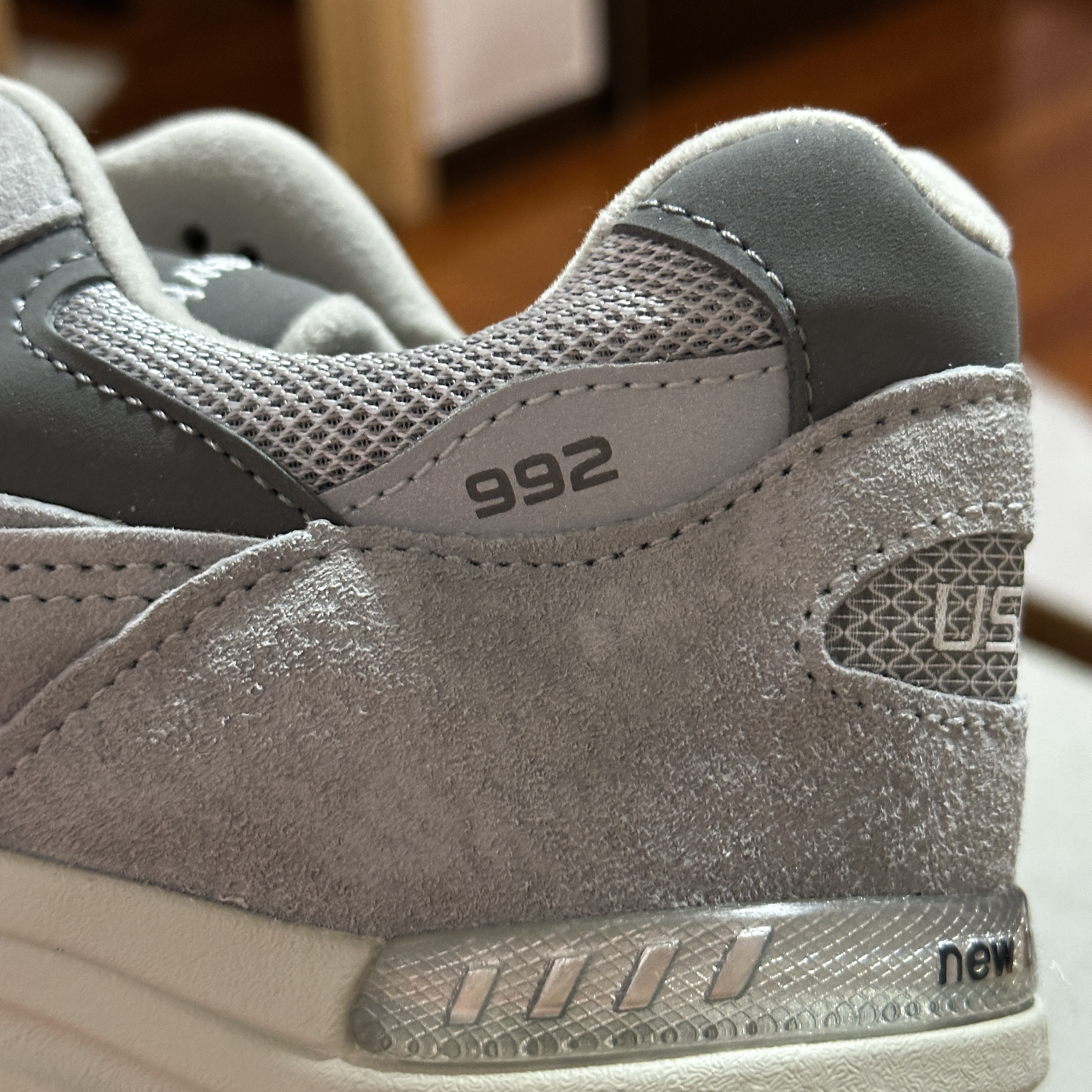 New Balance 992 Made in USA Core Grey Silver Metallic 착용 스타일 - 3
