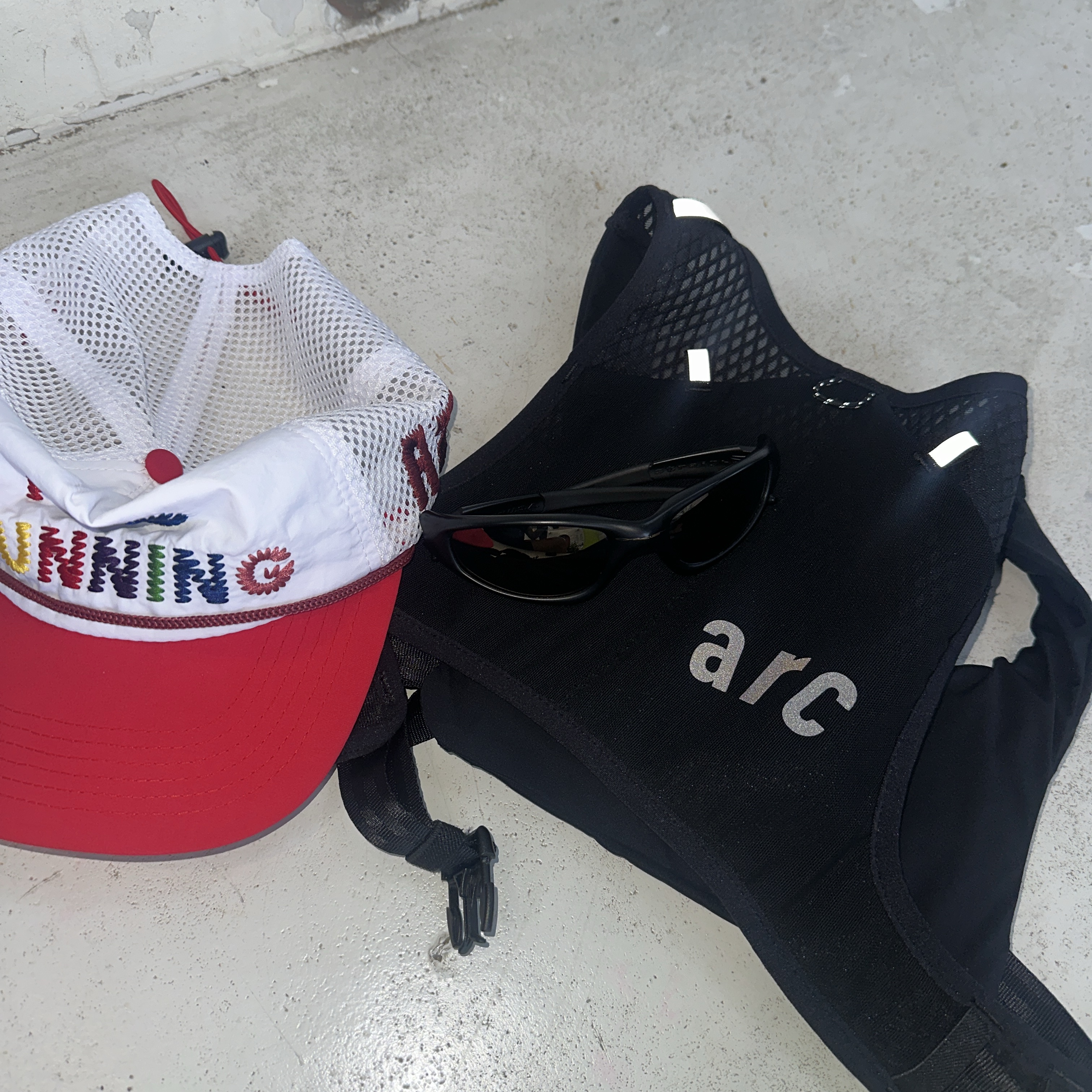 Alex Zono I Dig Running Rainbow Trucker Hat White Red 착용 스타일