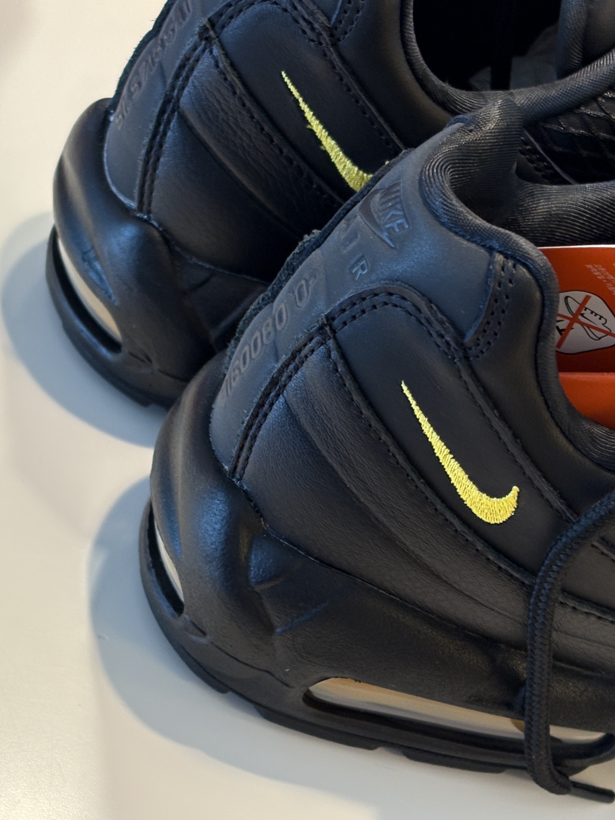 Nike x Corteiz Air Max 95 Black and Tour Yellow 착용 스타일 - 2
