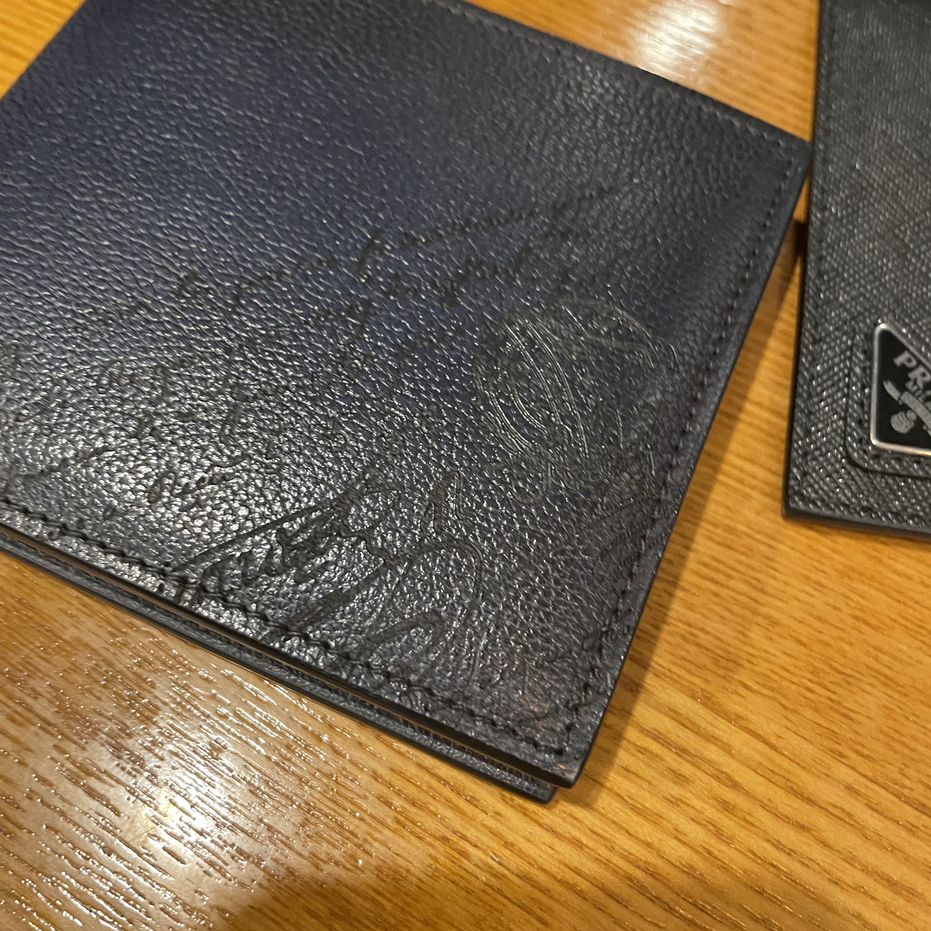 Berluti Makore Scritto Leather Wallet Cacao Intenso, Prada Saffiano Leather Card Holder Black 착용 스타일