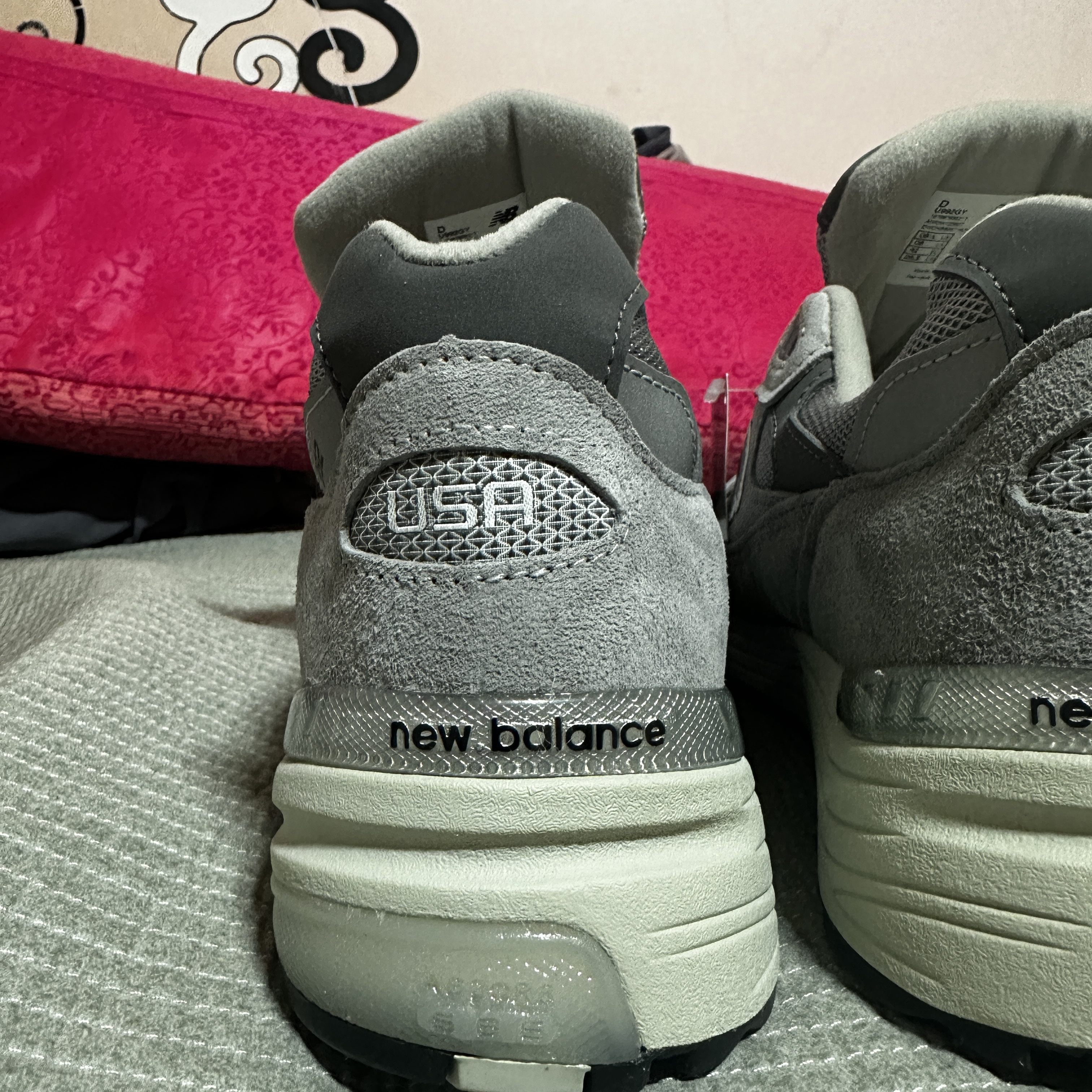 New Balance 992 Made in USA Core Grey Silver Metallic 착용 스타일 - 1