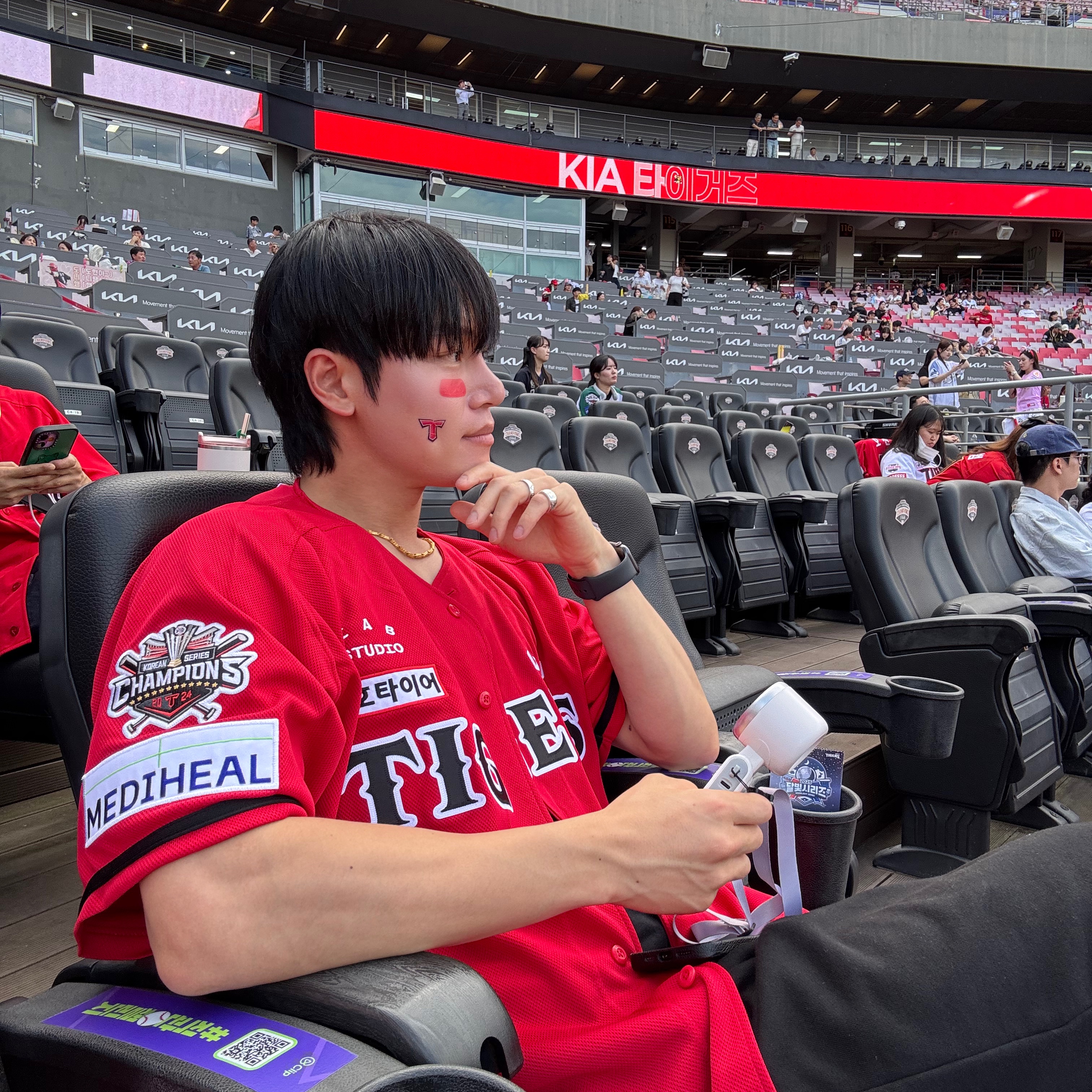 Kia Tigers x IAB Studio 25 Authentic 09 Old Uniform Red (Non Marking Ver.) 착용 스타일