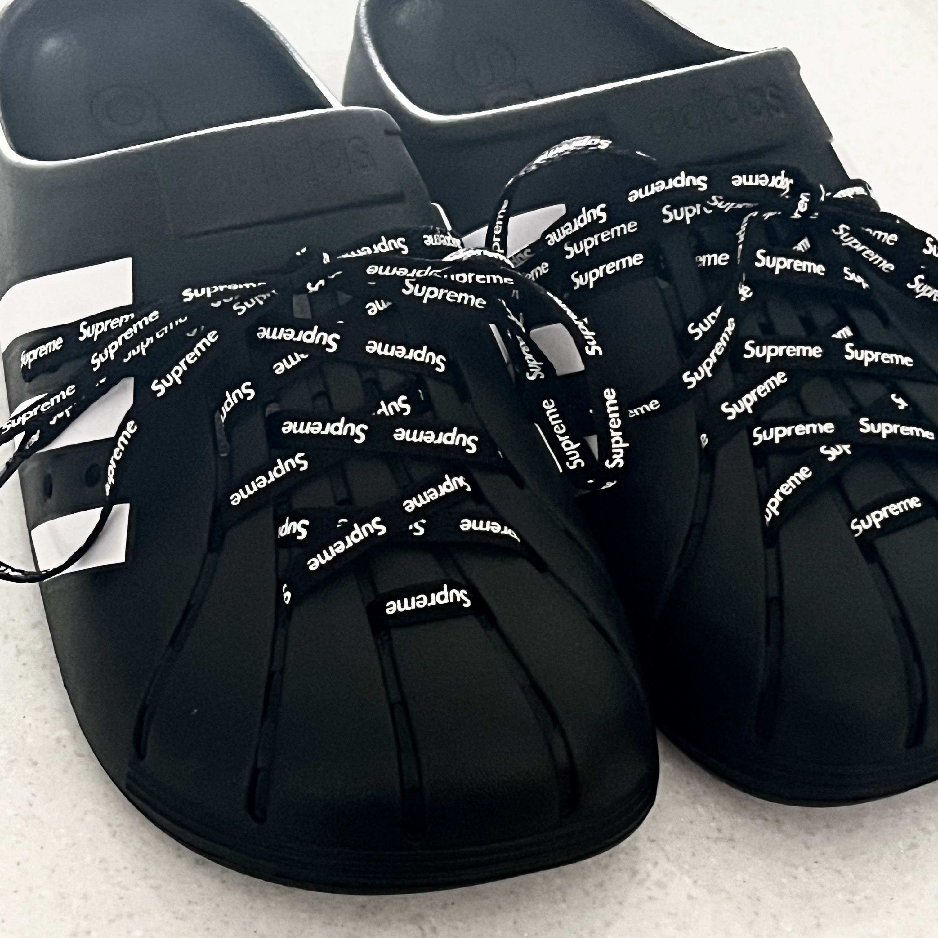 Adidas Adilette Clog Black White 착용 스타일