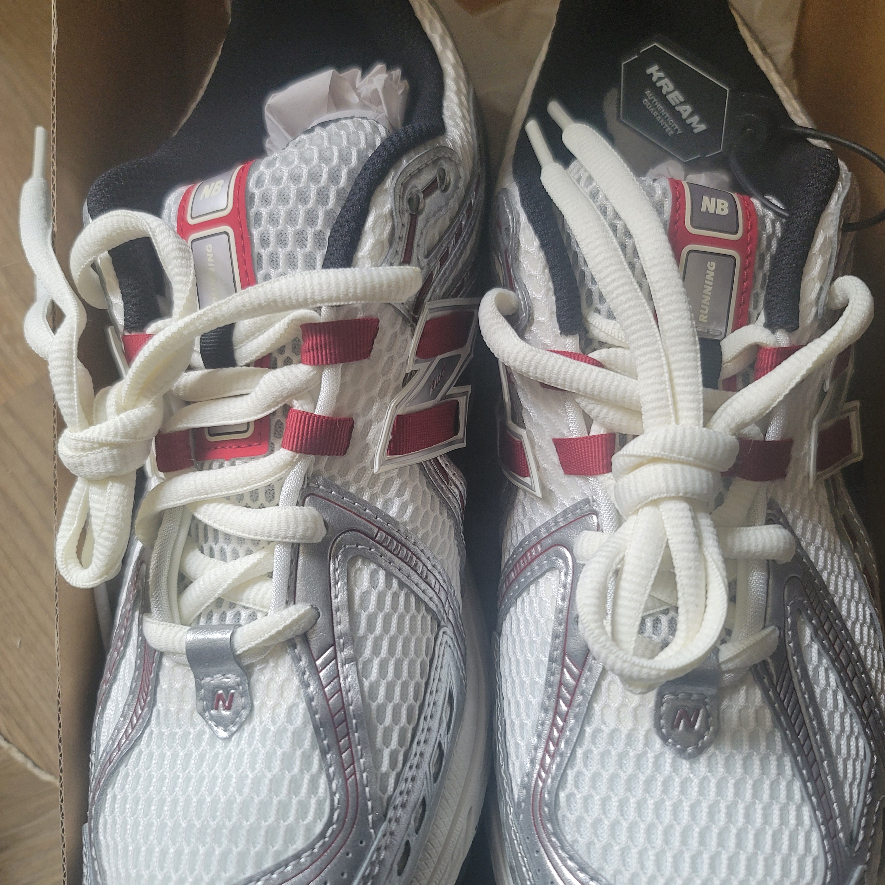 New Balance 1906R Silver Metallic Classic Crimson 착용 스타일
