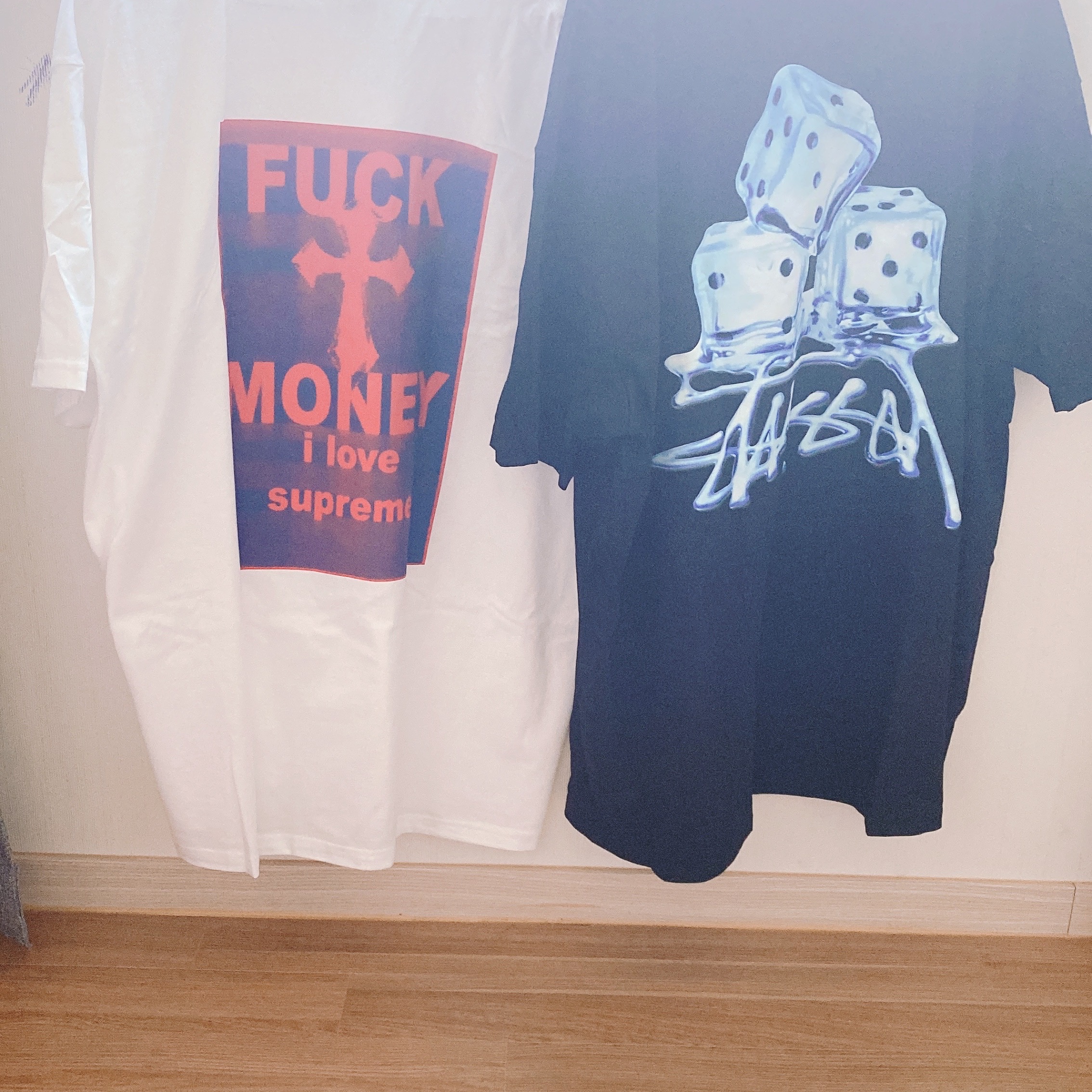 Stussy Melted T-Shirt Black, Supreme Fuck Money T-Shirt White - 24FW 착용 스타일
