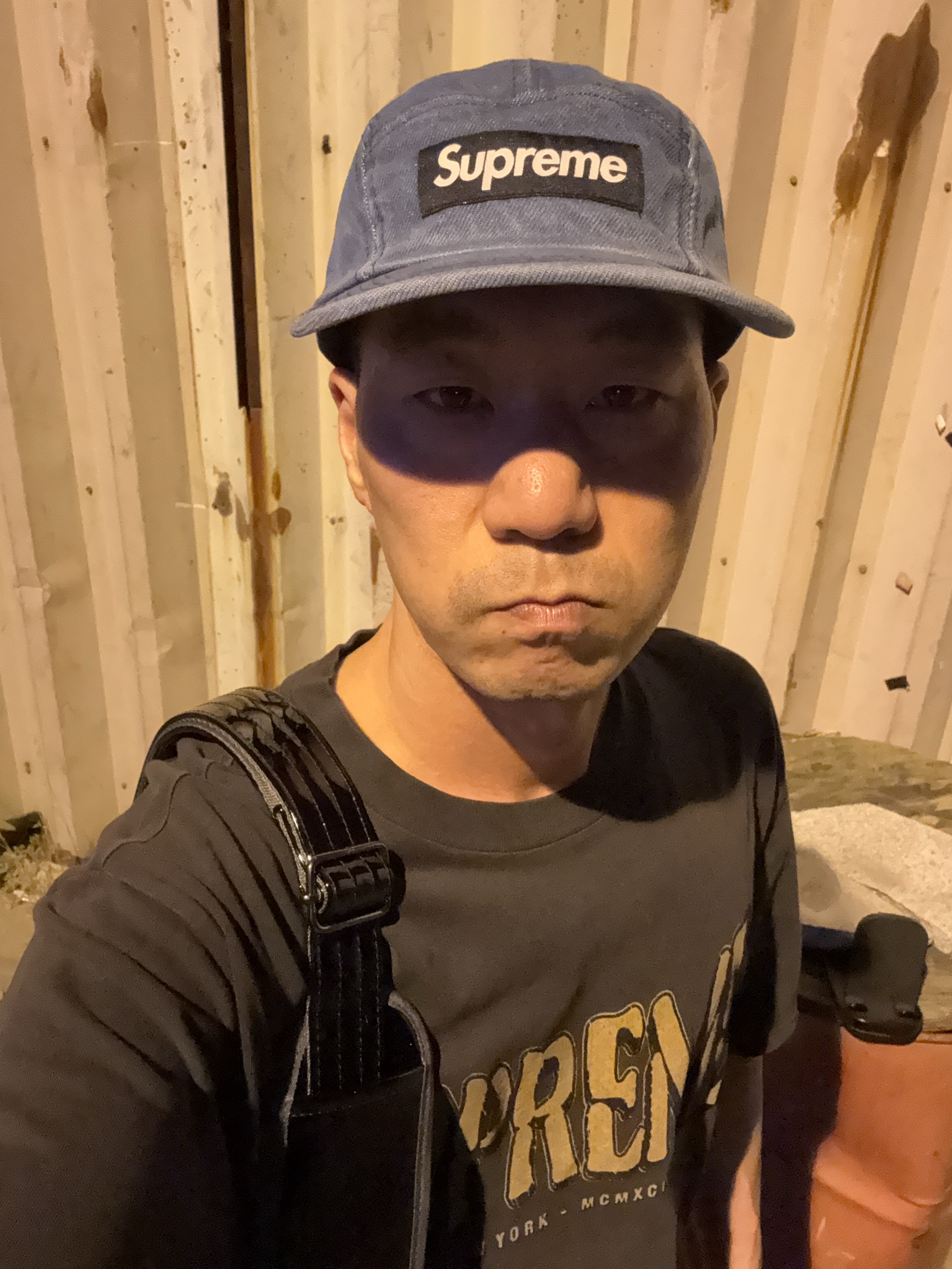Supreme Washed Chino Twill Camp Cap Denim - 23FW, Supreme Flocked Washed S/S Top Black - 25SS 착용 스타일 - 1