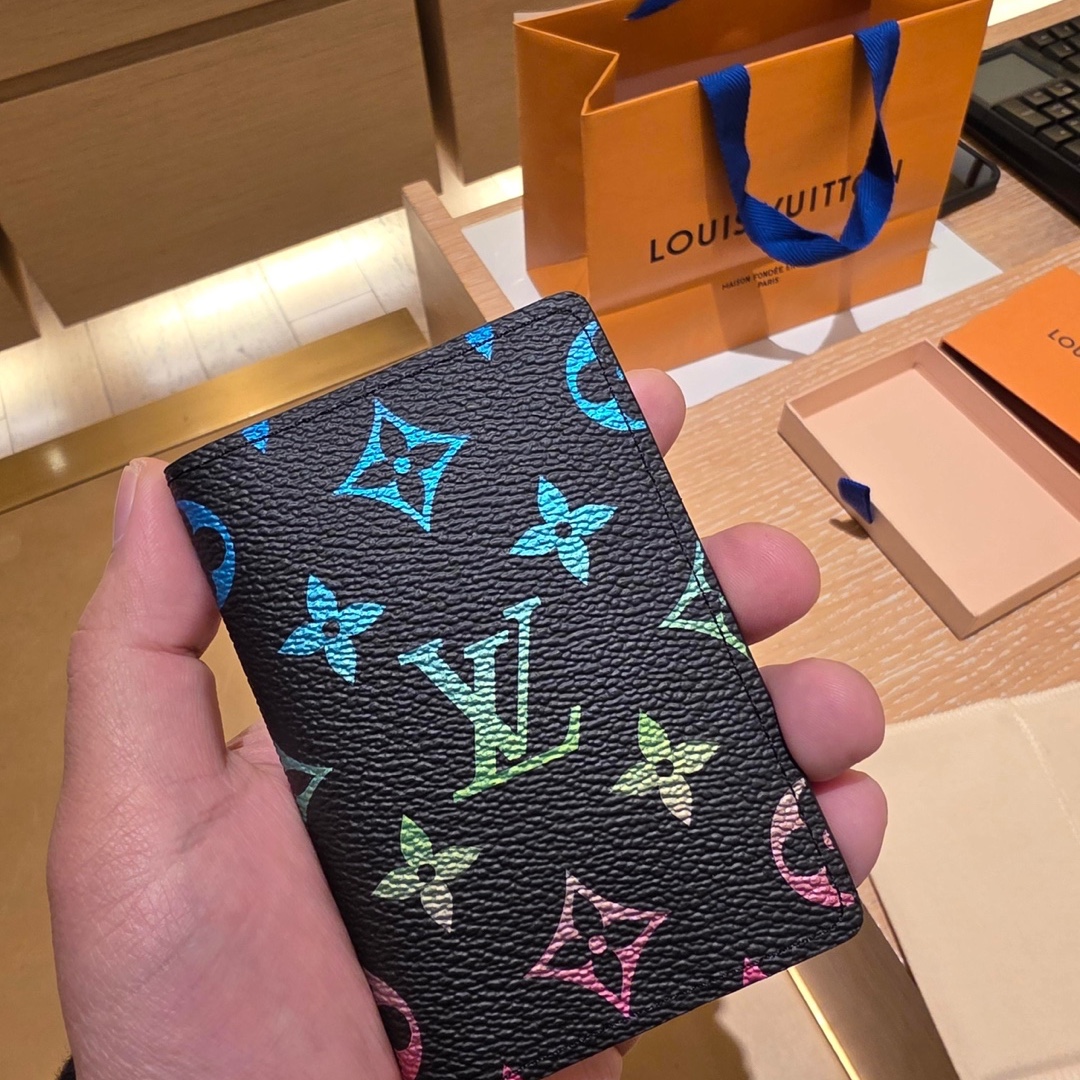 Louis Vuitton Pocket Organizer Gradient Black 착용 스타일