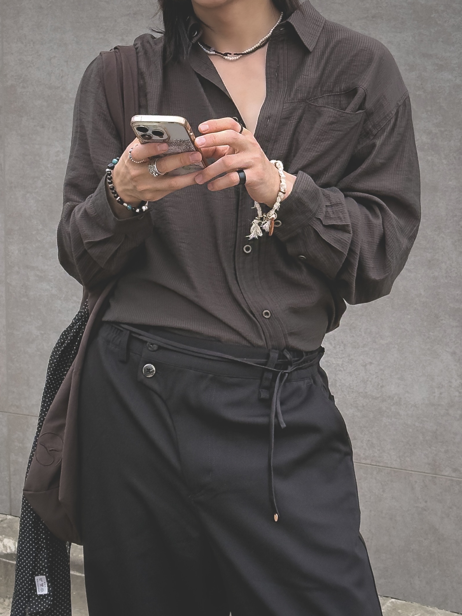 NA A NANA Stripe Silky Shirt Olive Brown, NA A NANA Curved Fly Slacks Black 착용 스타일 - 1