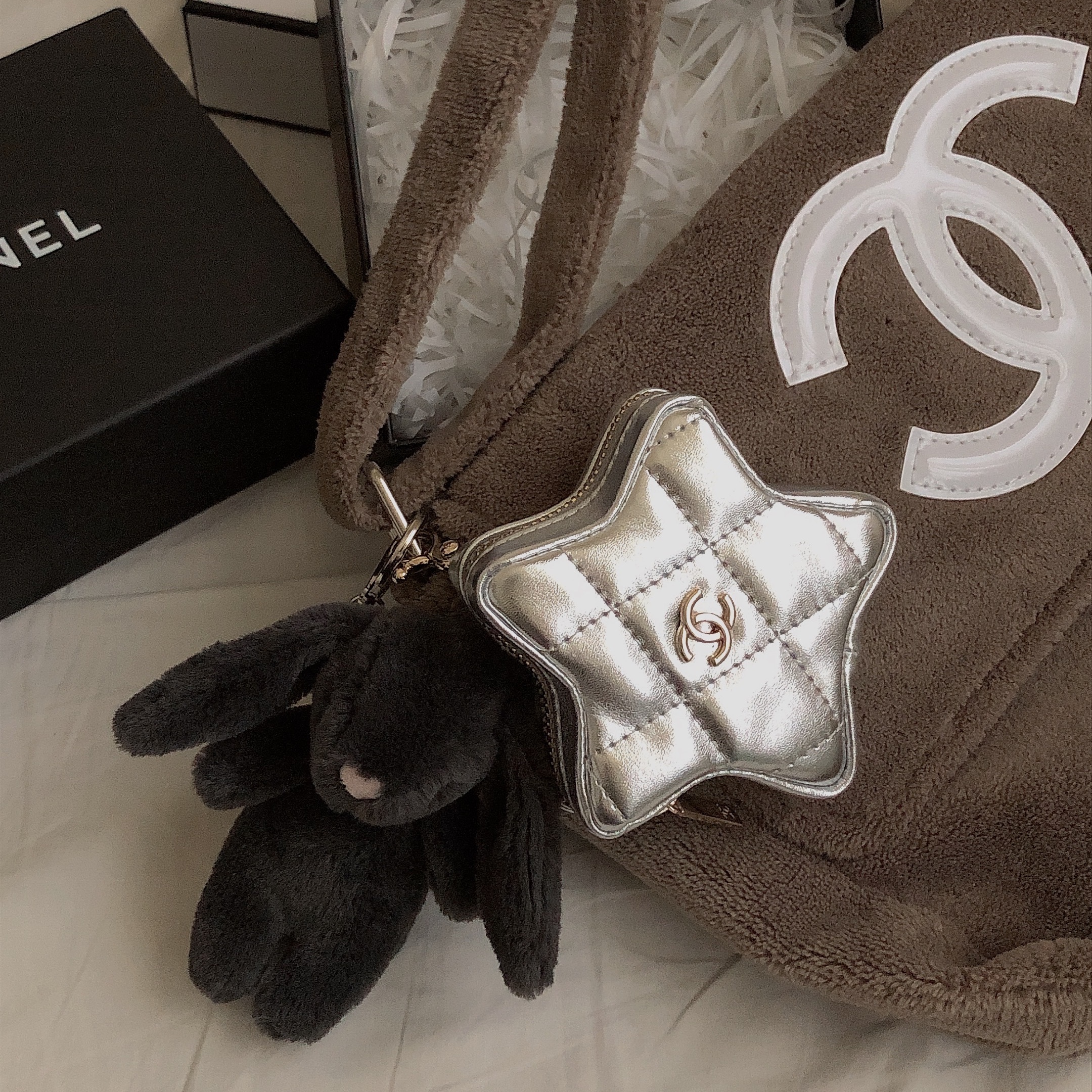 Chanel Flap Bag & Star Coin Purse Metallic Mirror Calfskin Metallic Lambskin & Gold Silver, Jellycat Bashful Bunny Bag Charm Ink 착용 스타일 - 1