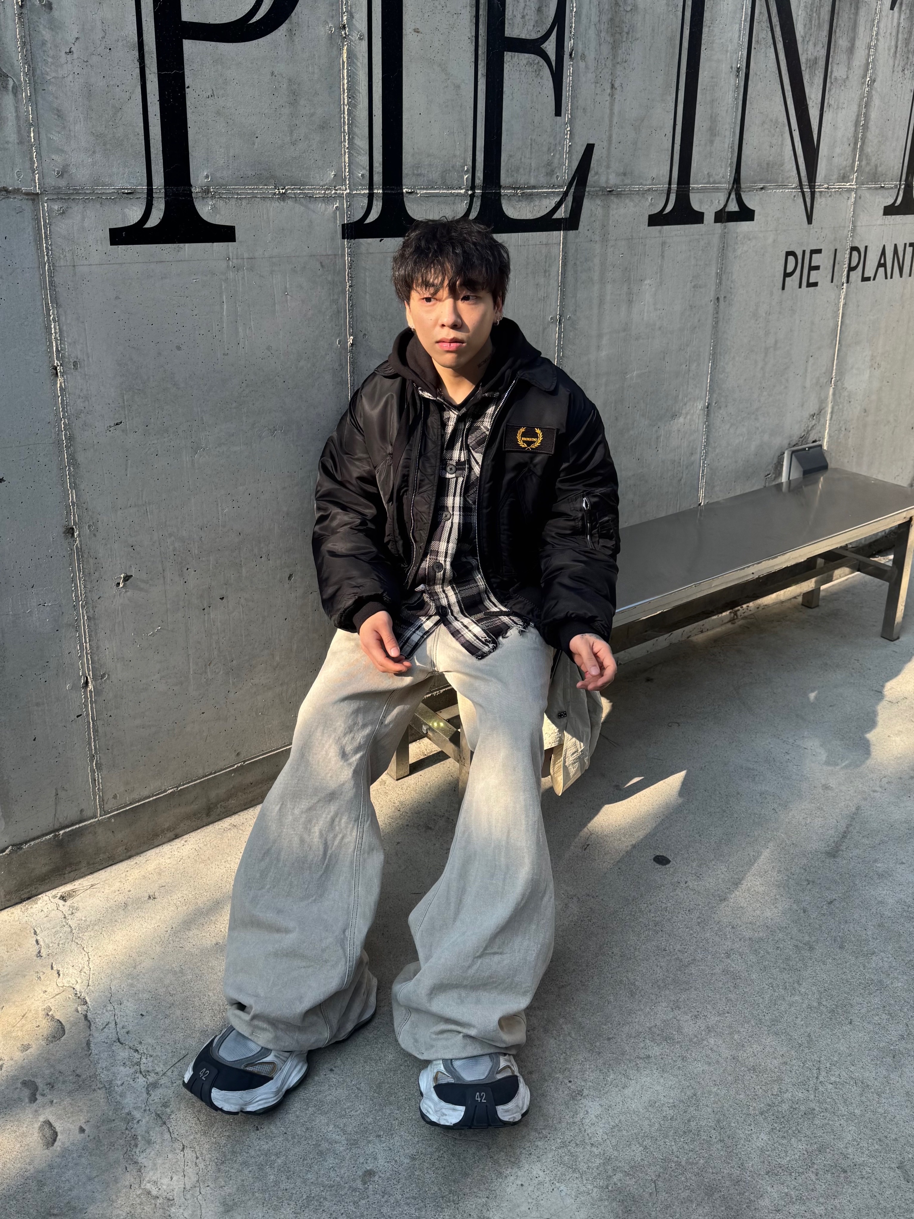 Balenciaga Cargo Sneakers White Grey 착용 스타일 - 1