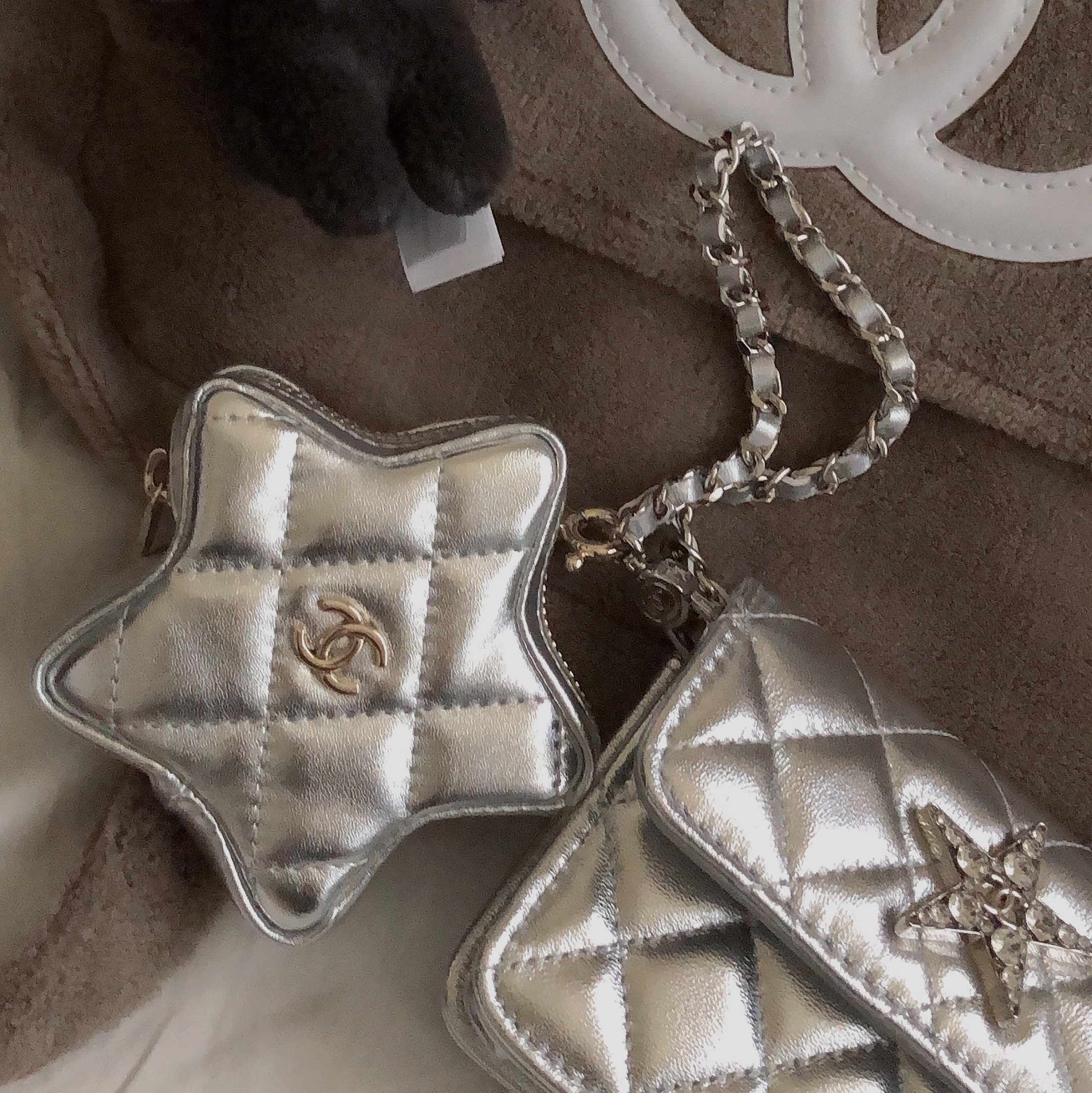 Chanel Flap Bag & Star Coin Purse Metallic Mirror Calfskin Metallic Lambskin & Gold Silver, Jellycat Bashful Bunny Bag Charm Ink 착용 스타일 - 2