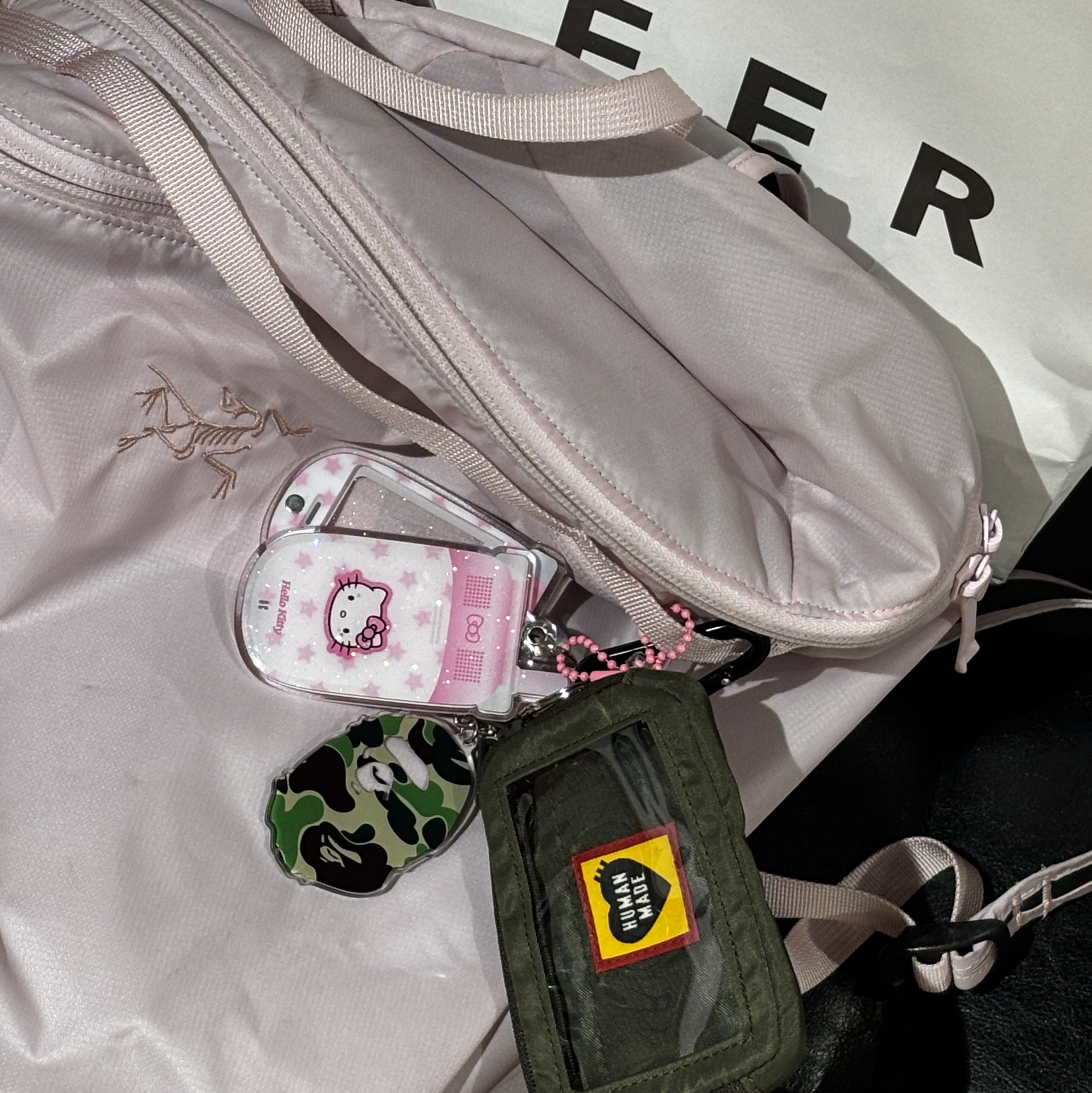 Arc'teryx Heliad 15 Backpack Pink Glow, BAPE ABC Camo Ape Head Acrylic Keychain Green 착용 스타일