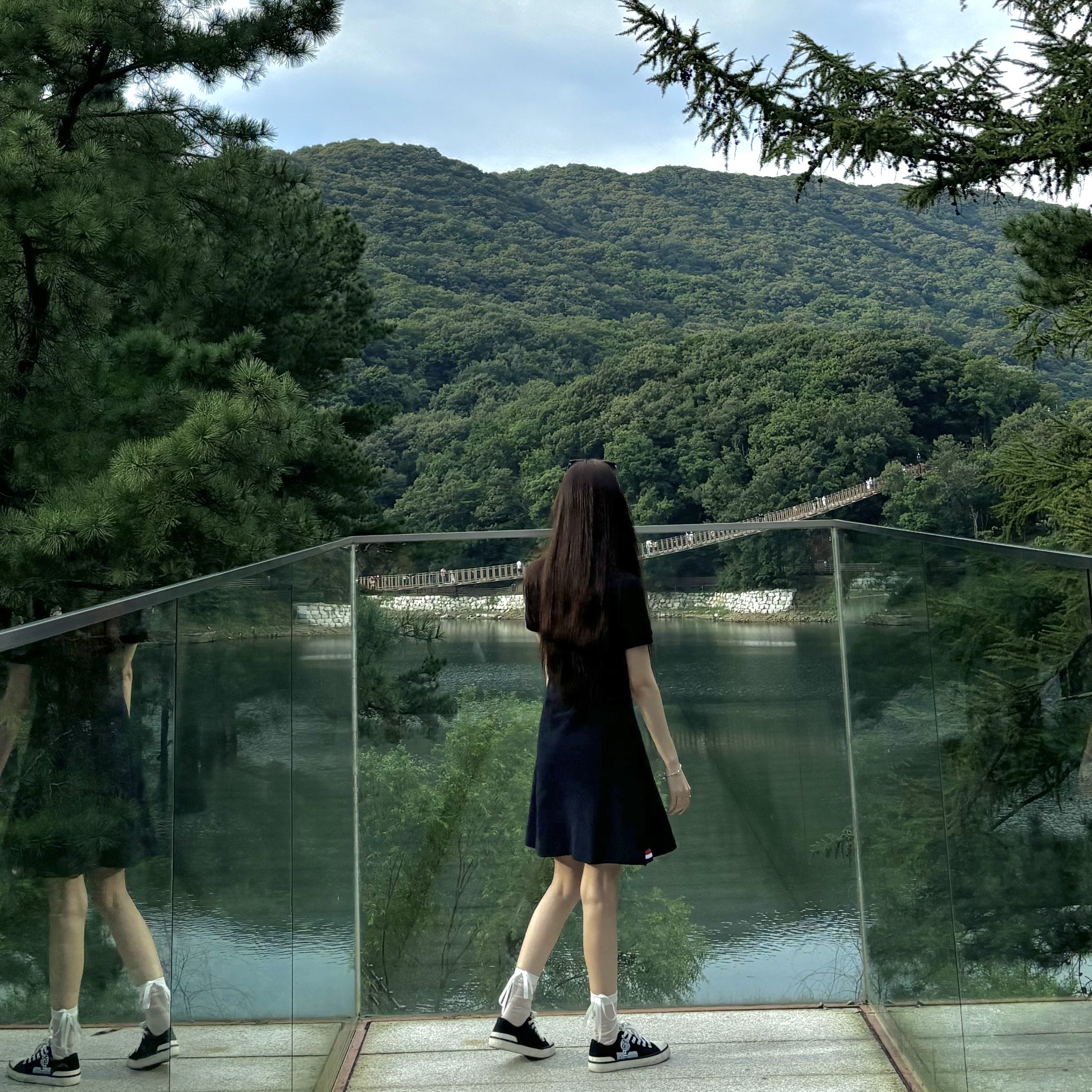 (W)Thom Browne Pique Rib Gusset Tennis Dress Navy 착용 스타일 - 4