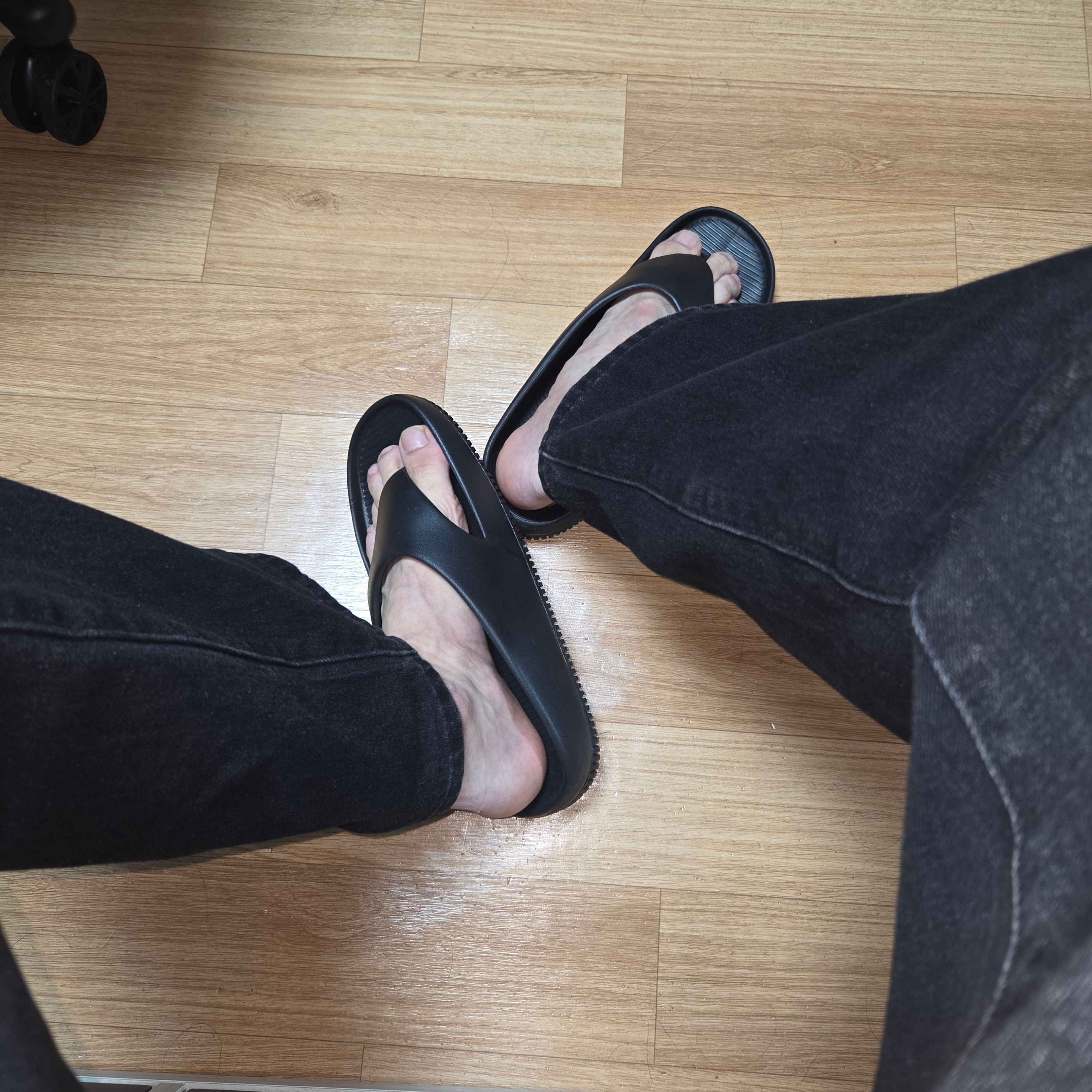 Nike Calm Flip Flops Black 착용 스타일 - 3