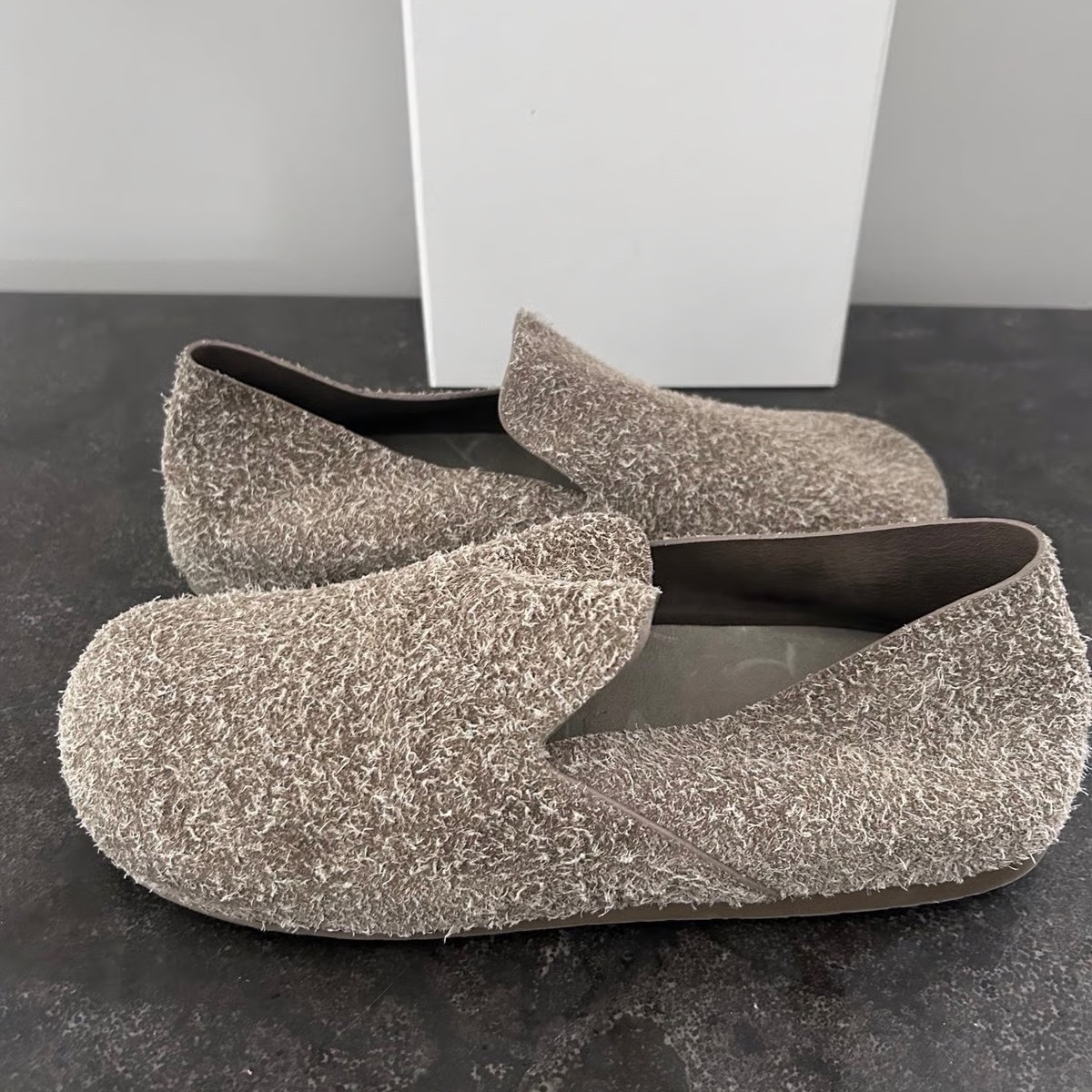 Loewe Lago Brushed Suede Loafe Khaki Green 착용 스타일 - 1