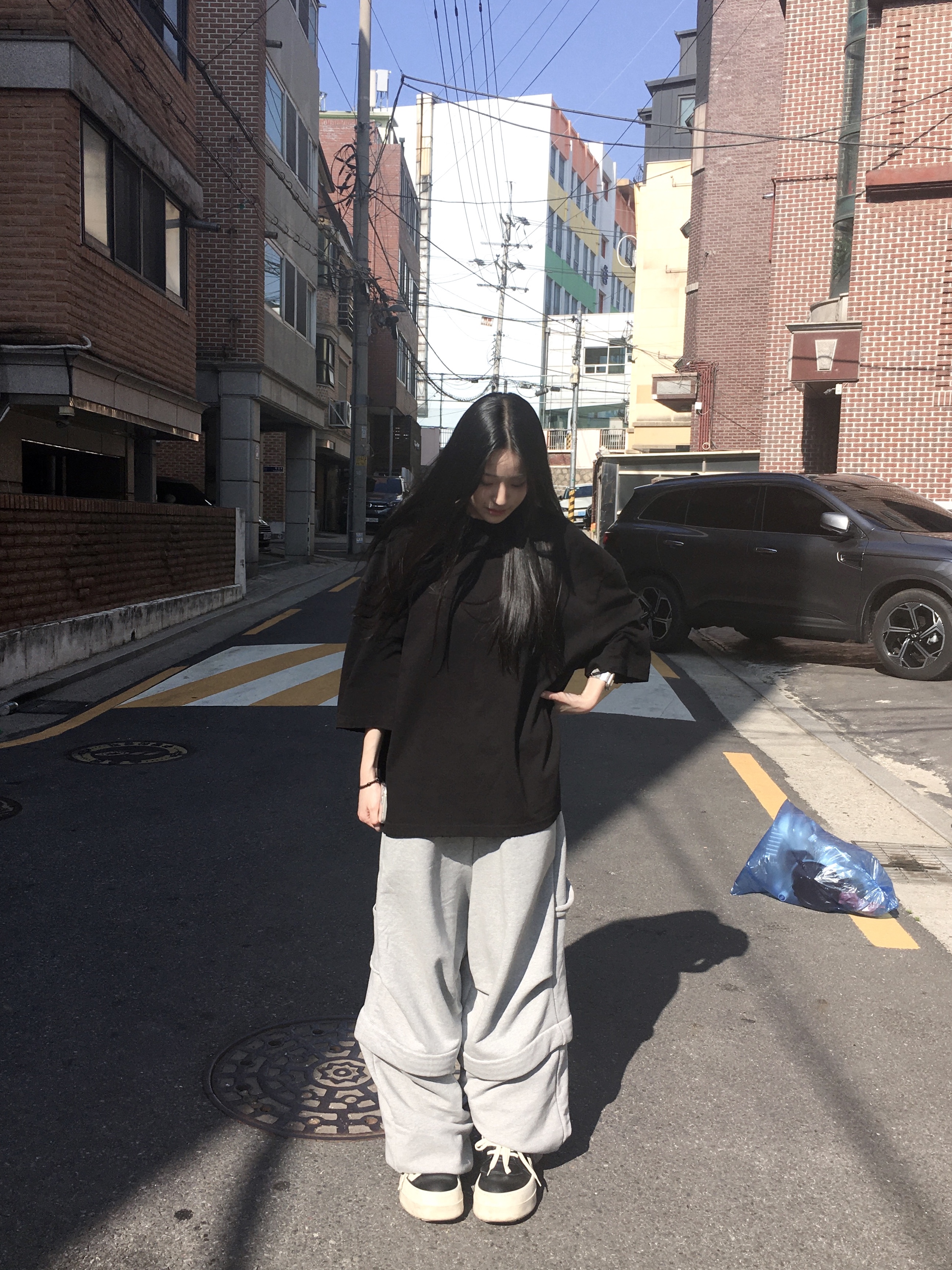 MJD Detachable Carpenter Sweat Pants Melange Grey, Rick Owens Hollywood Mega Bumper Geobasket in Full Grain Calf Leather Black Milk 착용 스타일 - 3