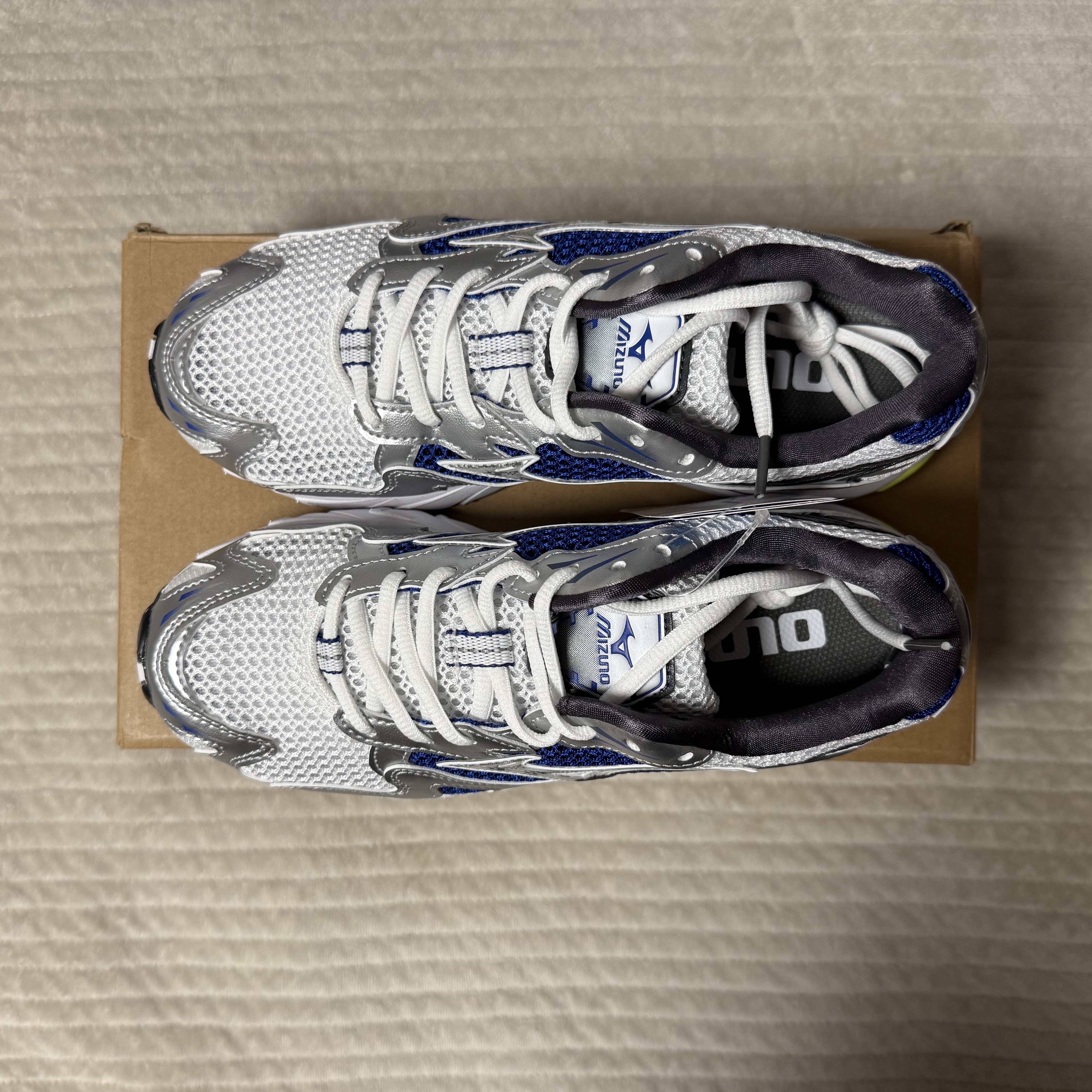Mizuno Wave Rider 10 White Silver Surf the Web 착용 스타일 - 3