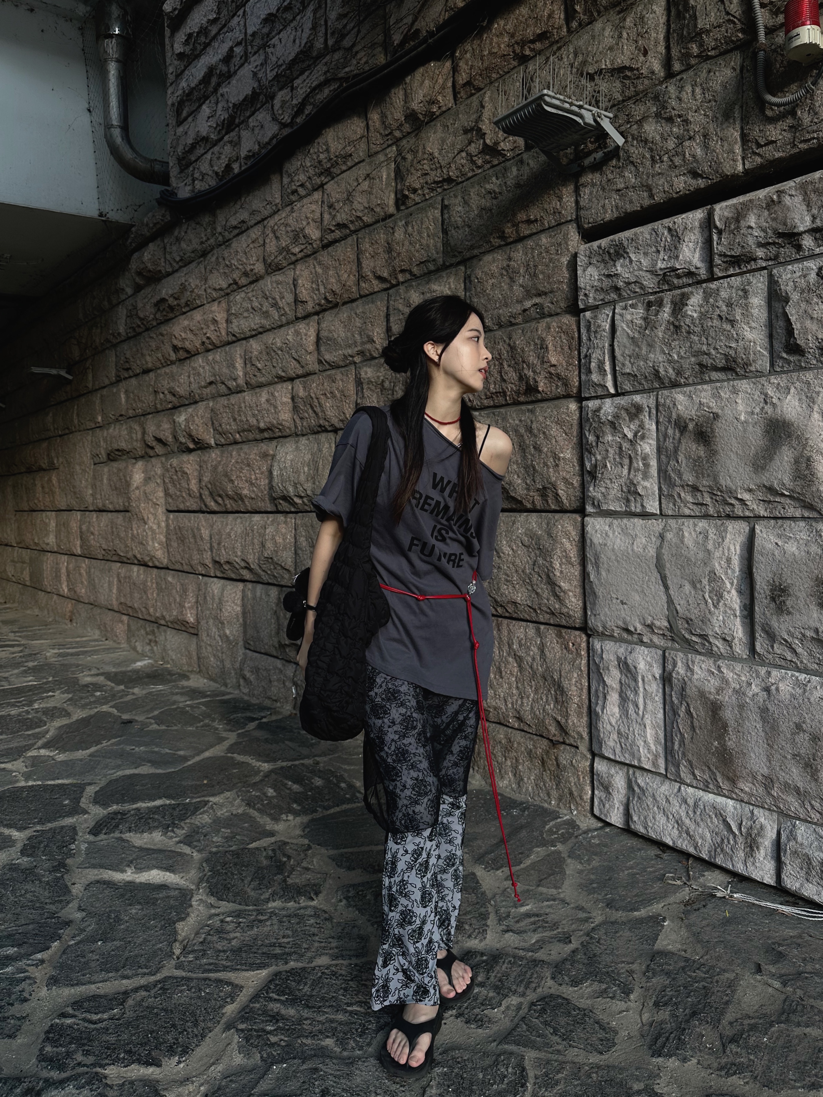 Oofos OOriginal Black, COS Quilted Oversized Shoulder Bag Black 착용 스타일 - 1