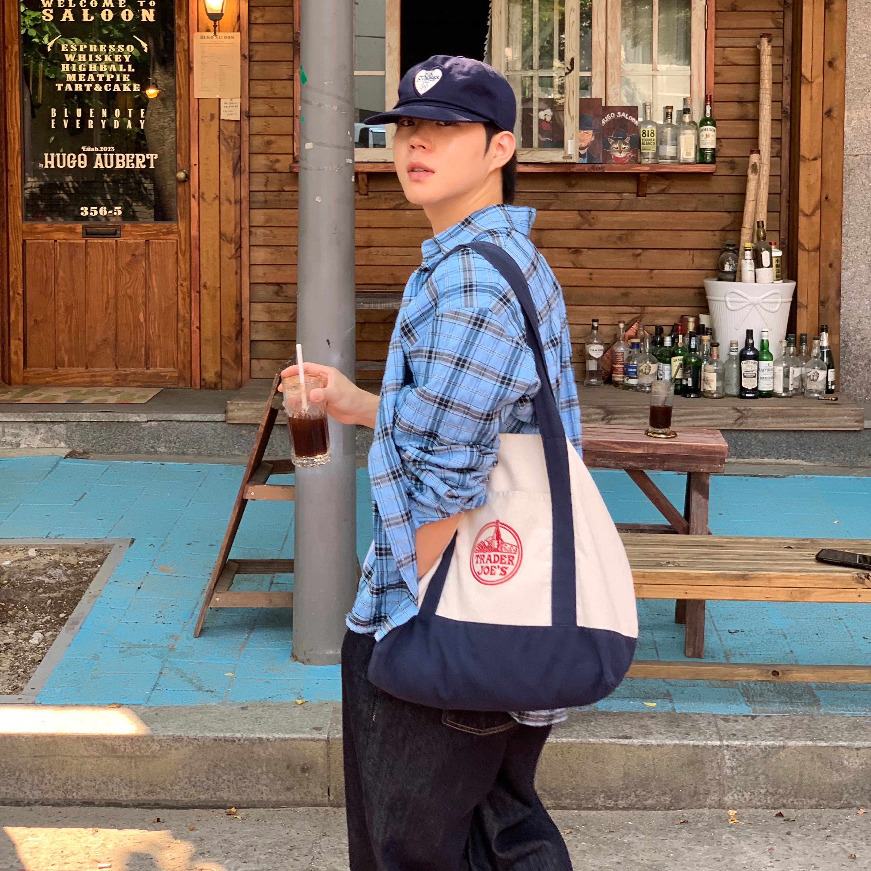 Trader Joe's Canvas Tote Bag Navy 착용 스타일 - 2