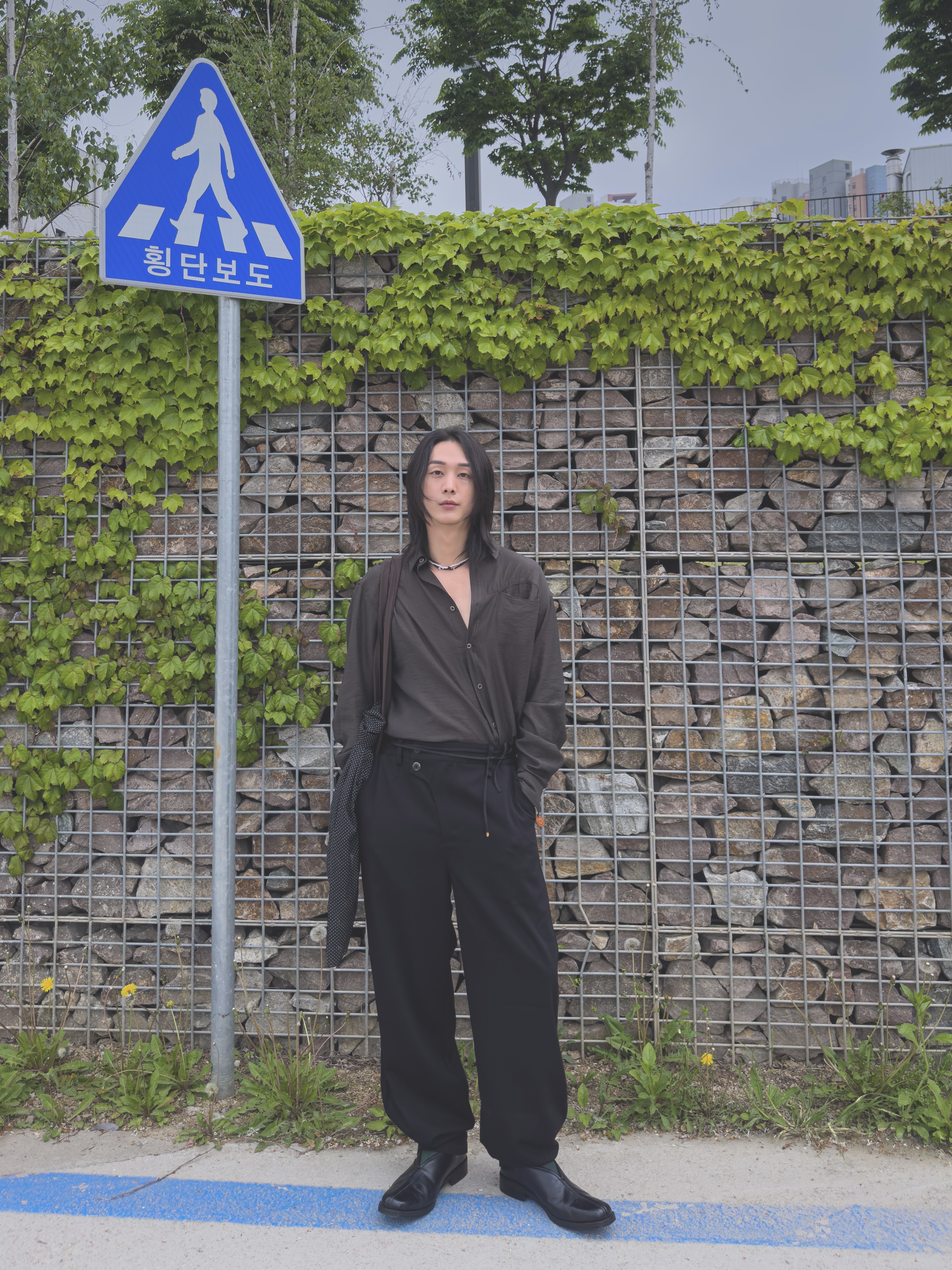 NA A NANA Stripe Silky Shirt Olive Brown, NA A NANA Curved Fly Slacks Black 착용 스타일 - 3