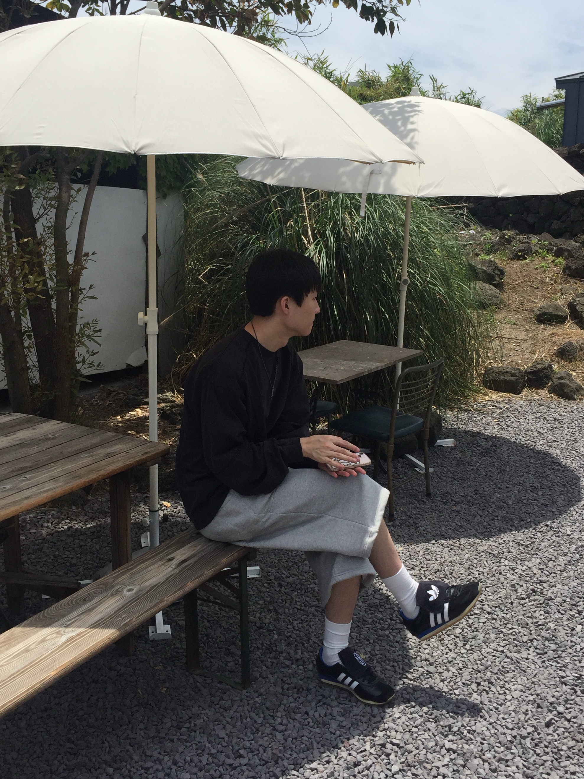 NOMANUAL Slash Long Sleeve Tee Washed Black, Adidas x Yeseyesee Country OG Core Black Cloud White 착용 스타일 - 2