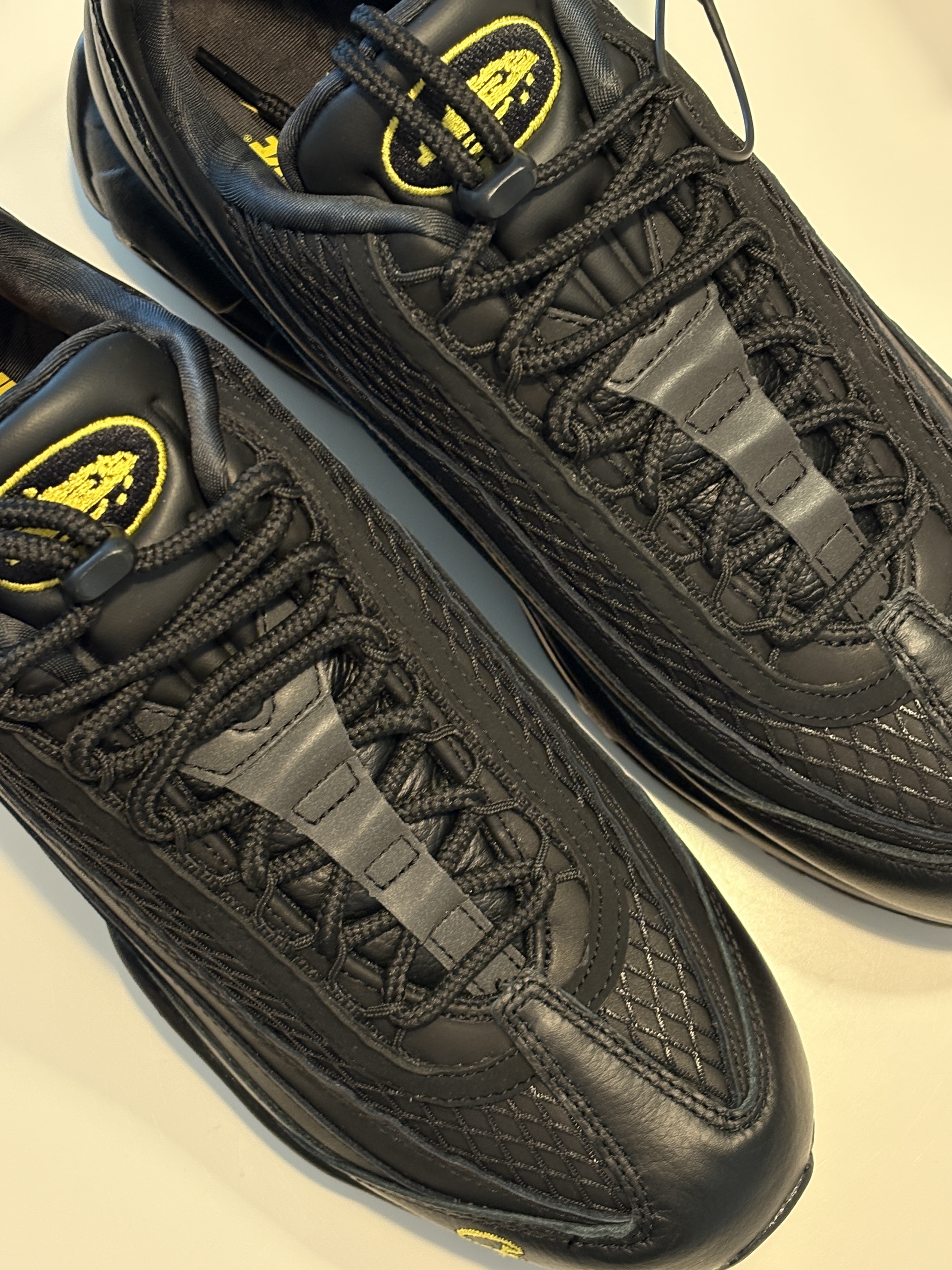 Nike x Corteiz Air Max 95 Black and Tour Yellow 착용 스타일 - 1