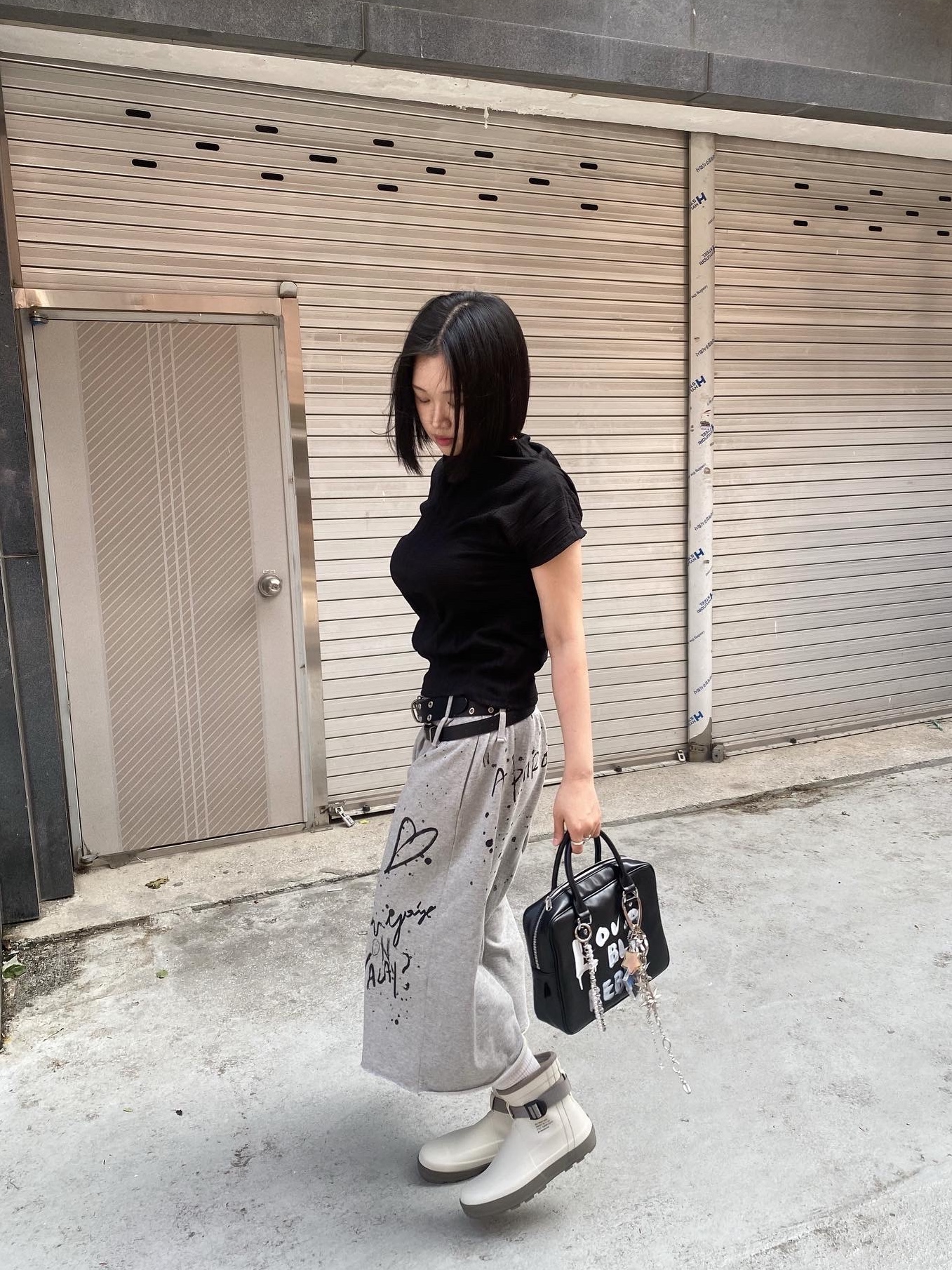 Comme des Garcons Girl Paint Bag Black 착용 스타일