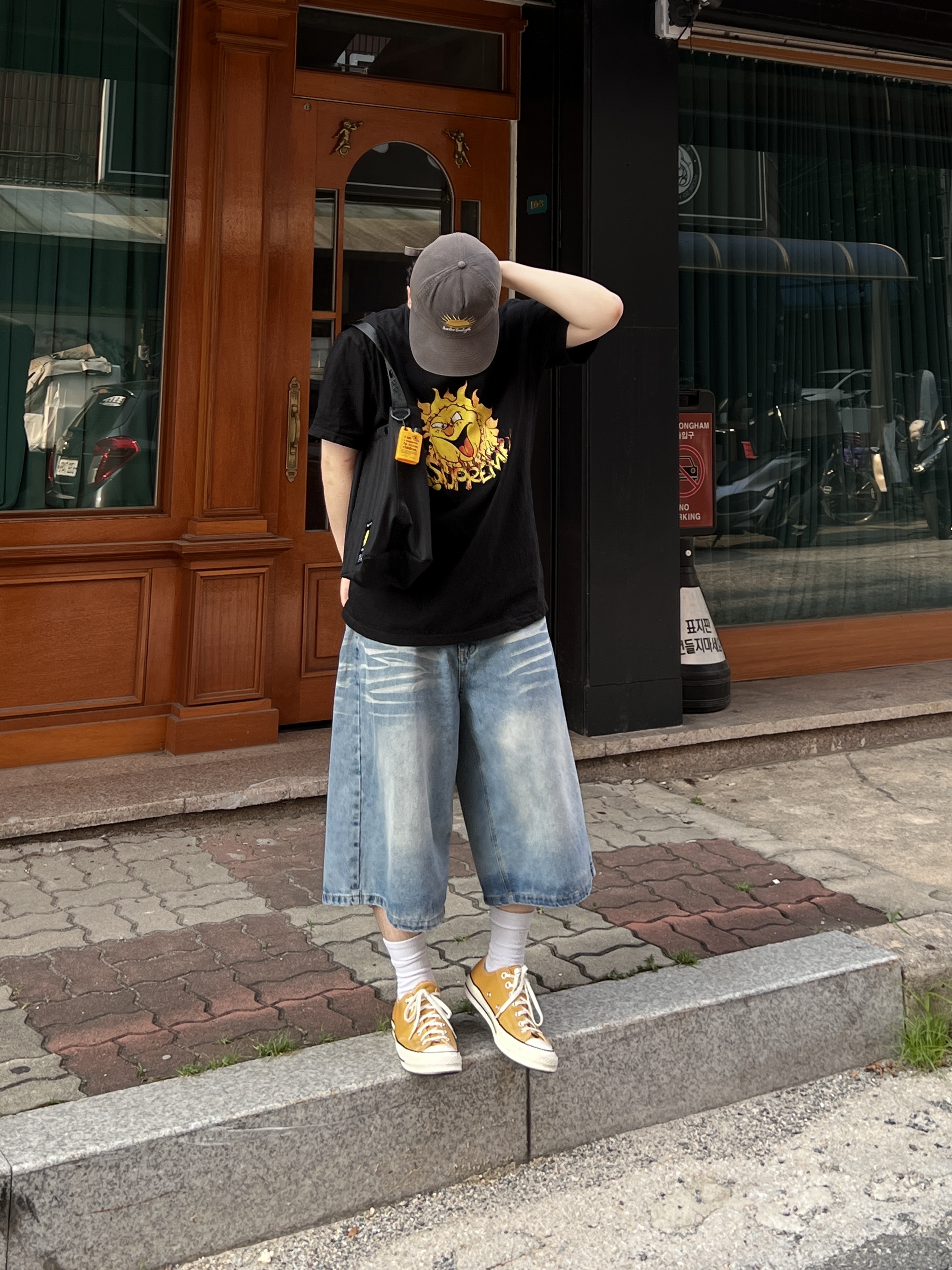 Supreme Sun T-Shirt Black - 20FW, Converse Chuck 70 Ox Vintage Canvas Sunflower 착용 스타일 - 1