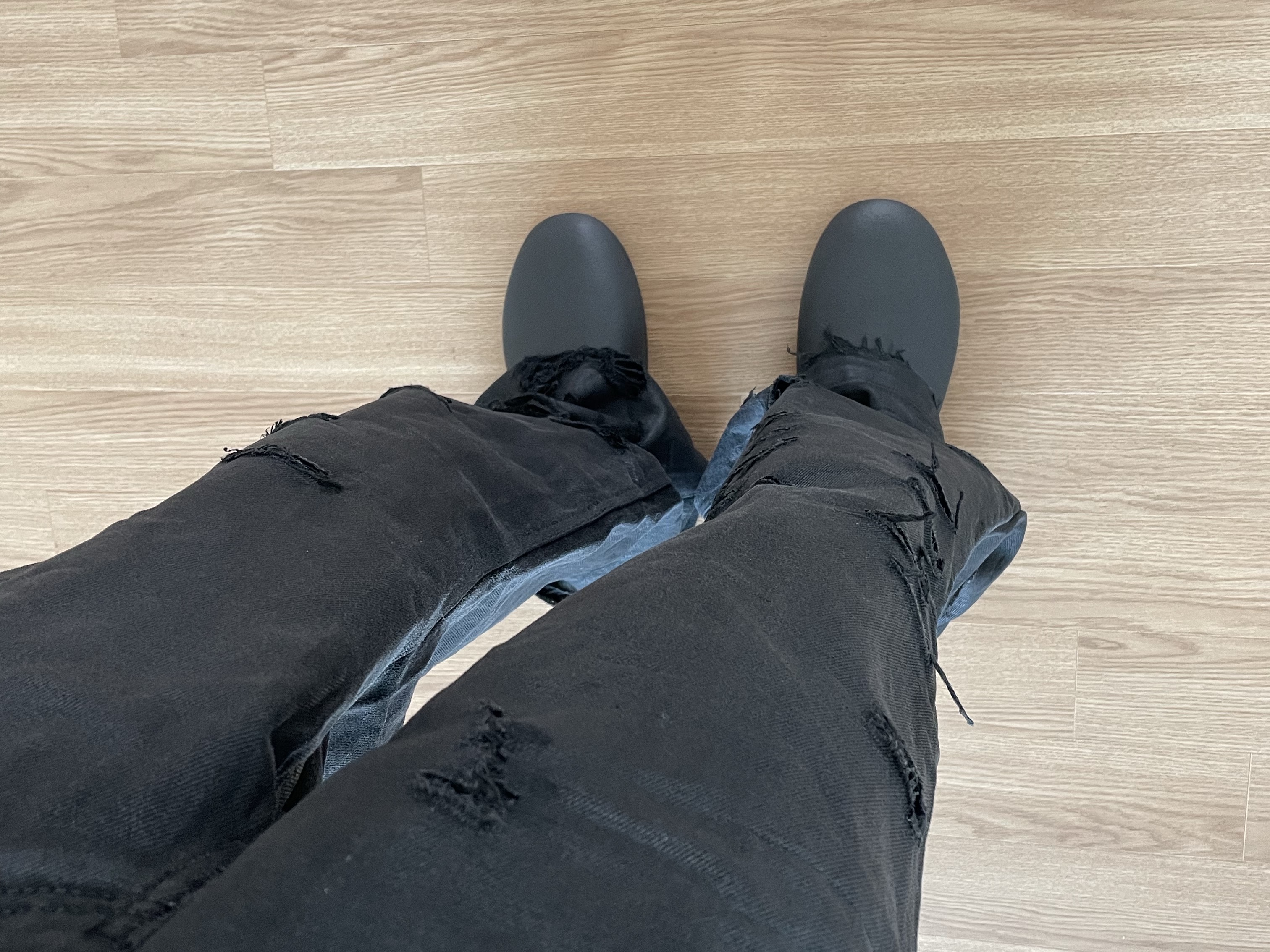 Yeezy SL-01 Black 착용 스타일 - 1