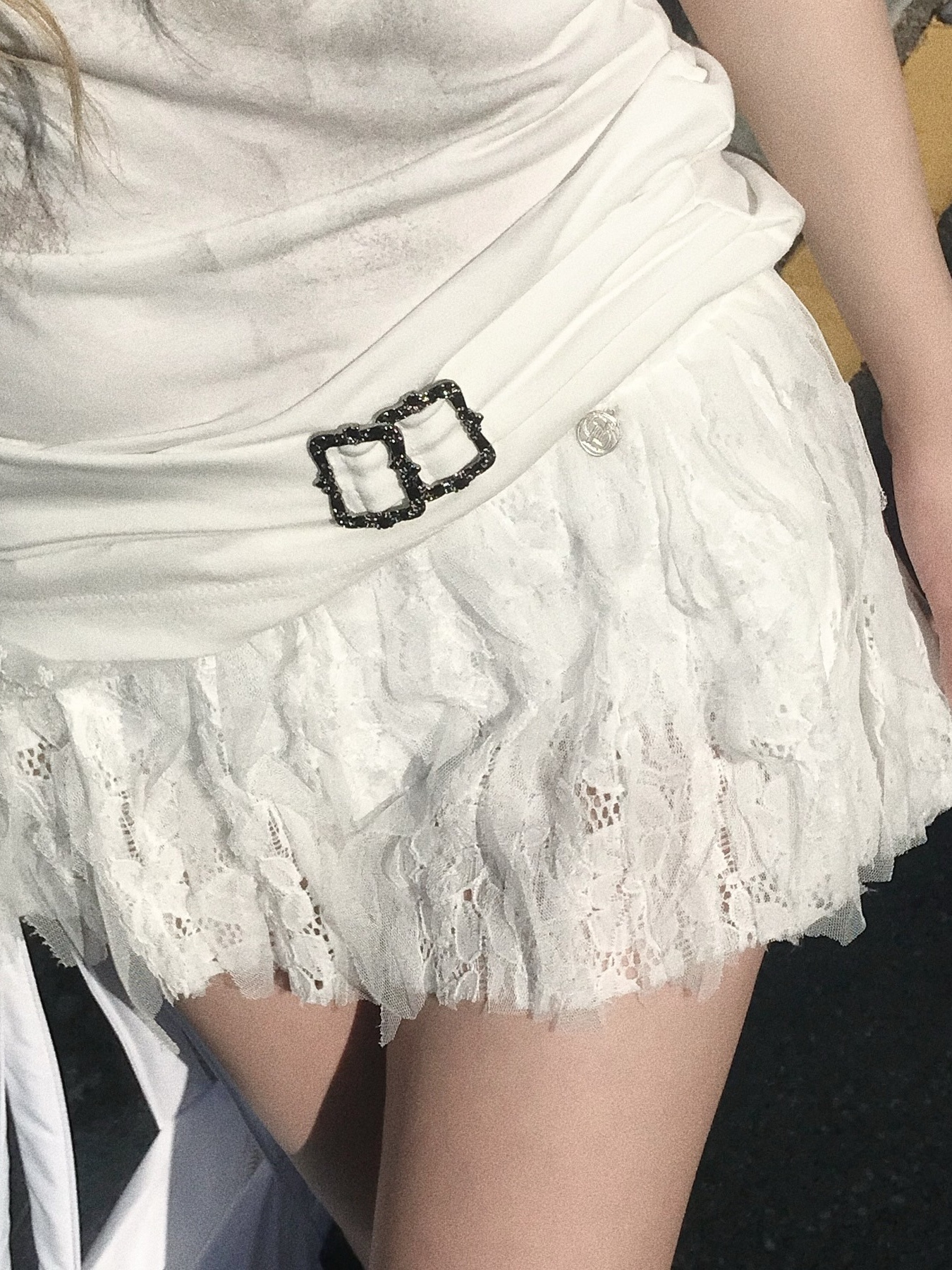 Don't Ask My Plan Lace Frill Floral Shorts - WHITE 착용 스타일 - 3