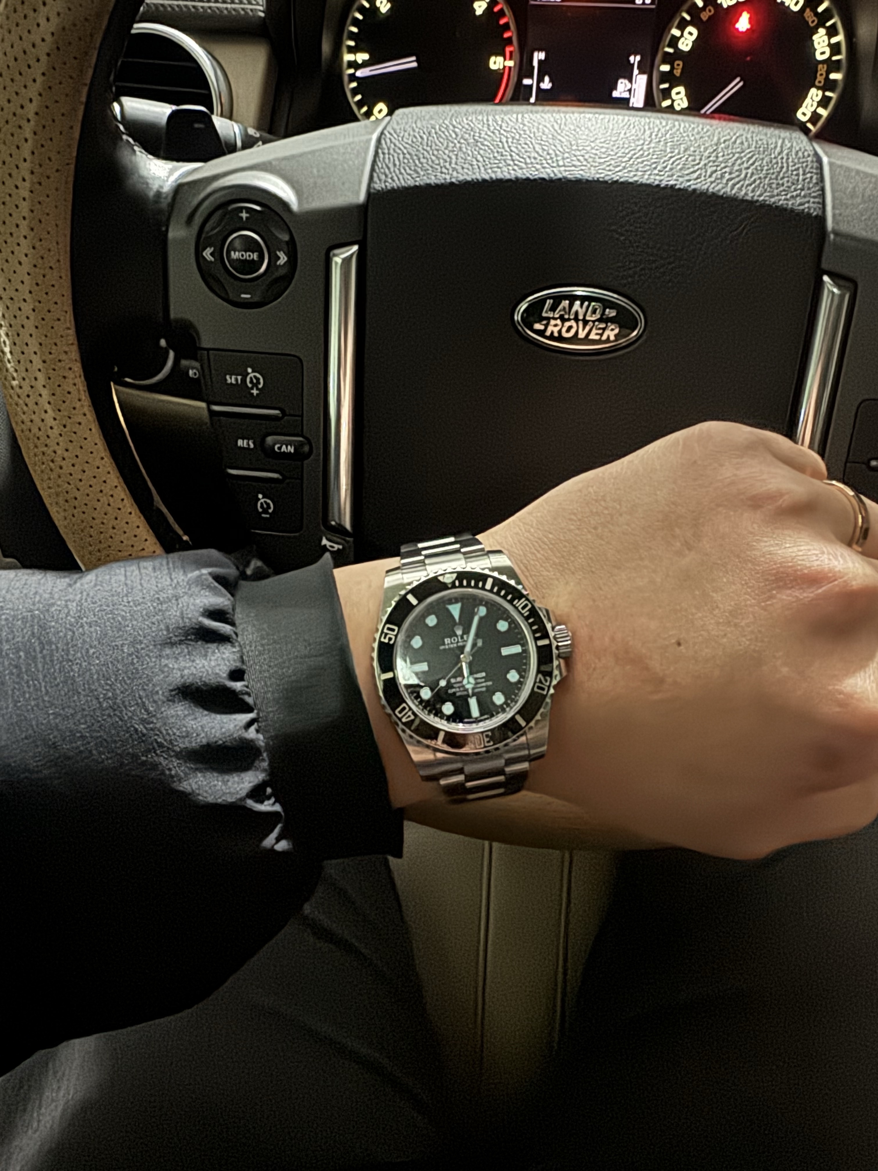 Rolex Submariner 40mm 114060 Black Oyster, Arc'teryx Atom Heavyweight Hoody Black 착용 스타일
