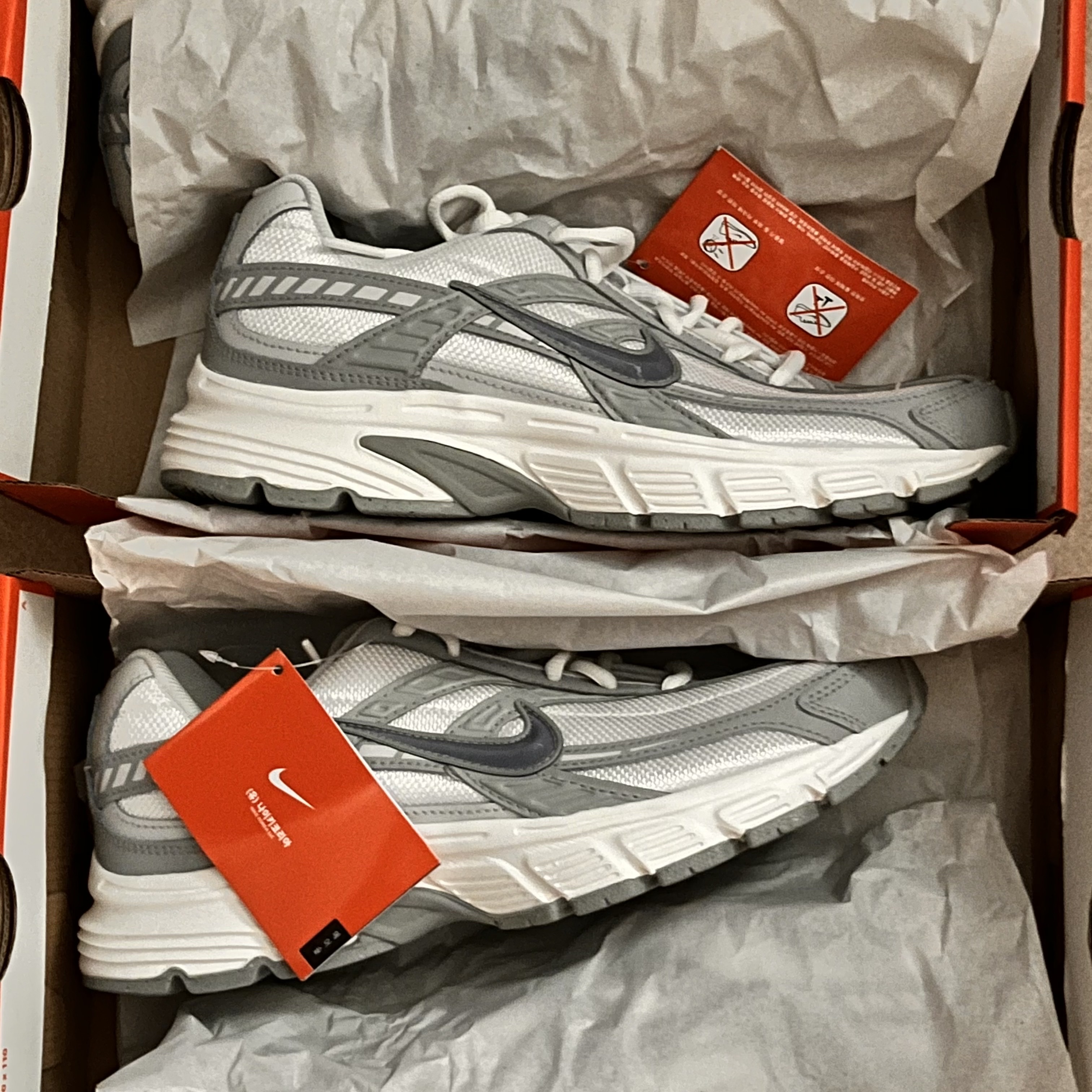 (W) Nike Initiator Summit White Light Smoke Grey 착용 스타일 - 1