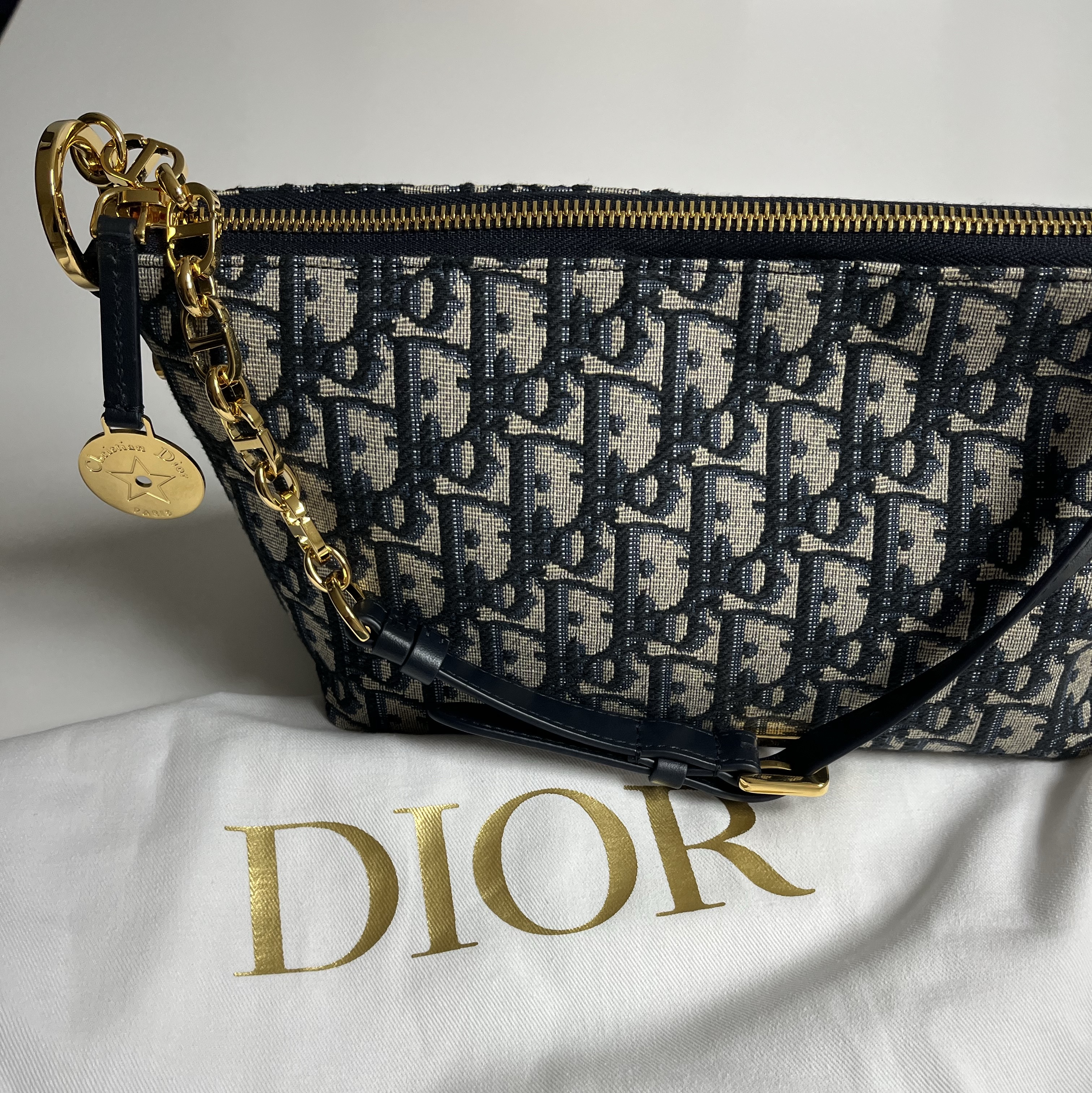 Dior Diorstar Hobo Bag with Chain Oblique Jacquard Blue 착용 스타일 - 3