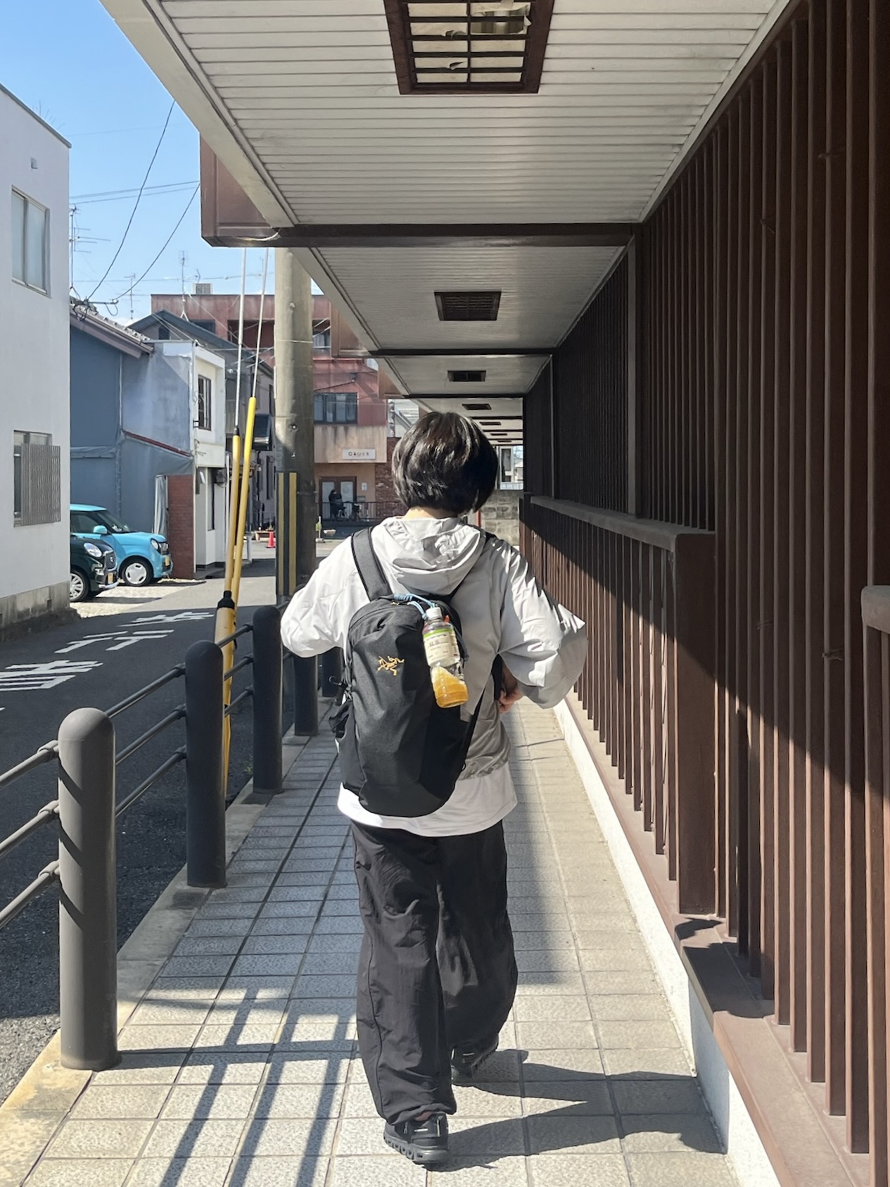 Arc'teryx Mantis 16 Backpack Black, On Running Cloud 6 Black 착용 스타일