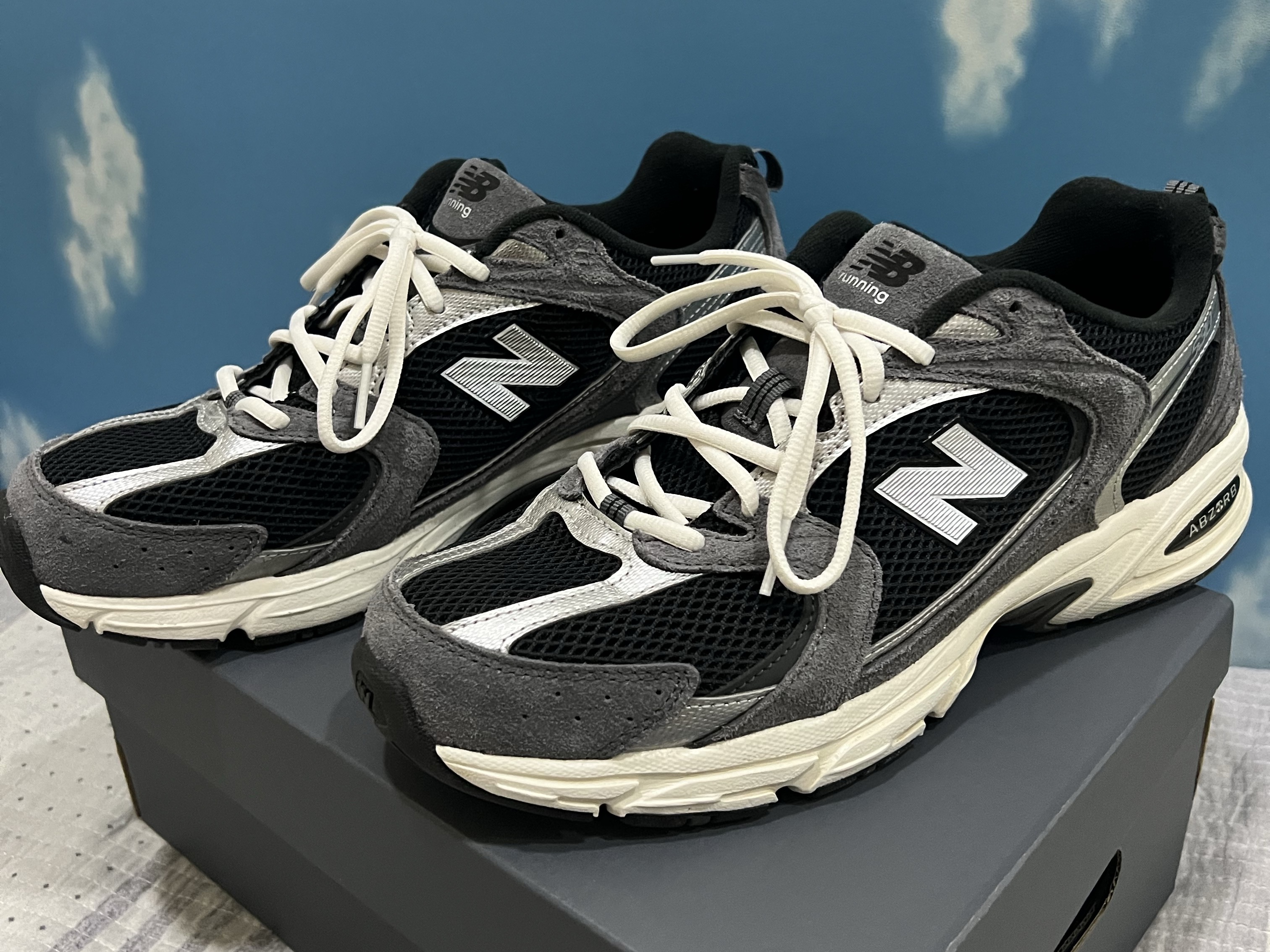New Balance 530 Black 착용 스타일 - 2