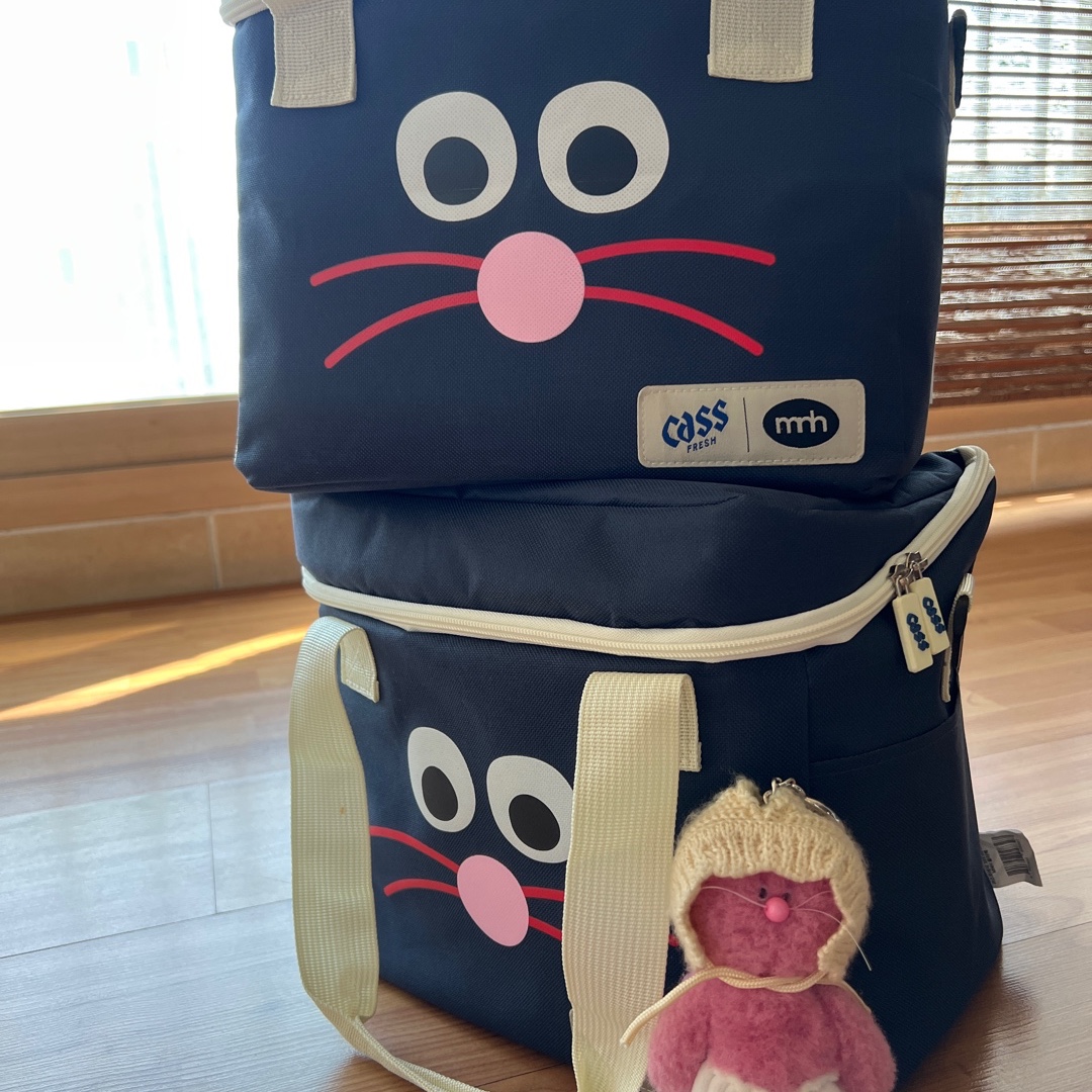 Monamhee x Cass Fresh Cooler Bag Navy 착용 스타일