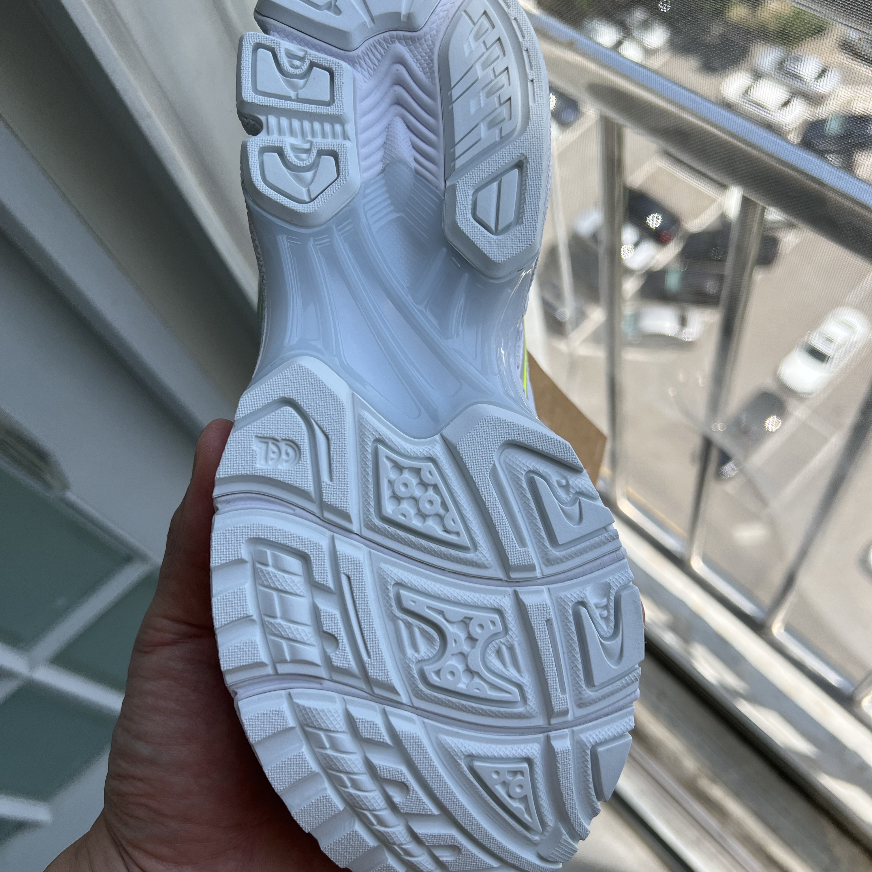 Asics x Kith Gel-Nimbus 10.1 White Pure Silver 착용 스타일 - 6