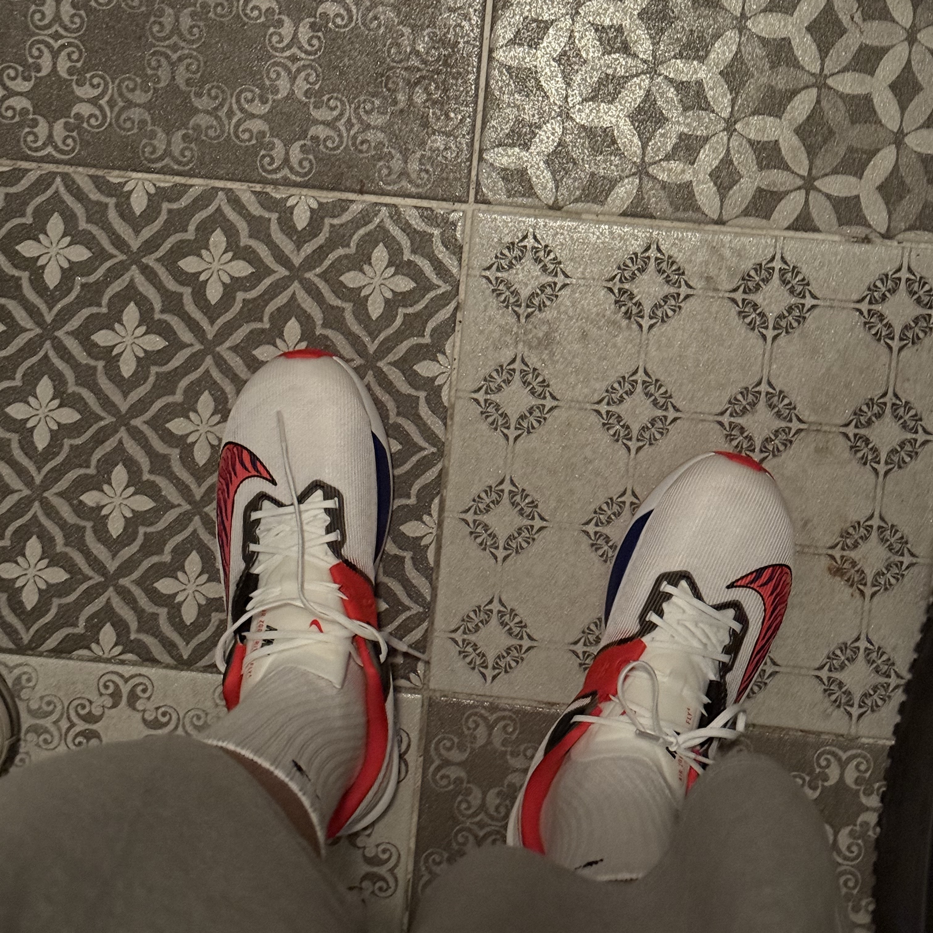 Nike Air Zoom Rival Fly 4 White Habanero Red 착용 스타일