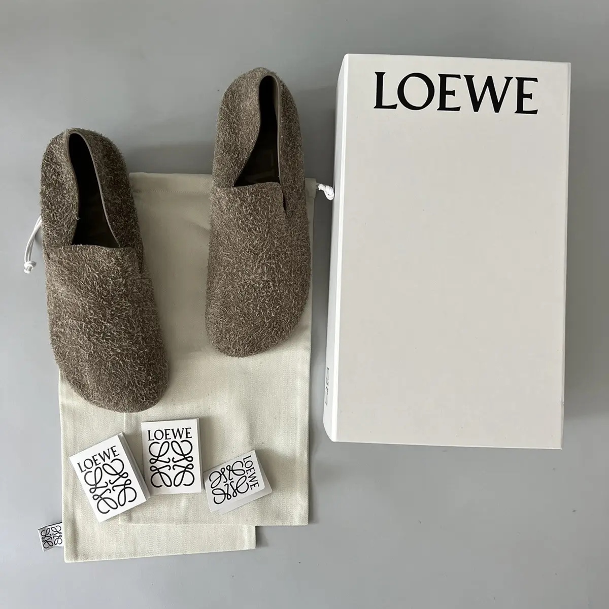Loewe Lago Brushed Suede Loafe Khaki Green 착용 스타일 - 3