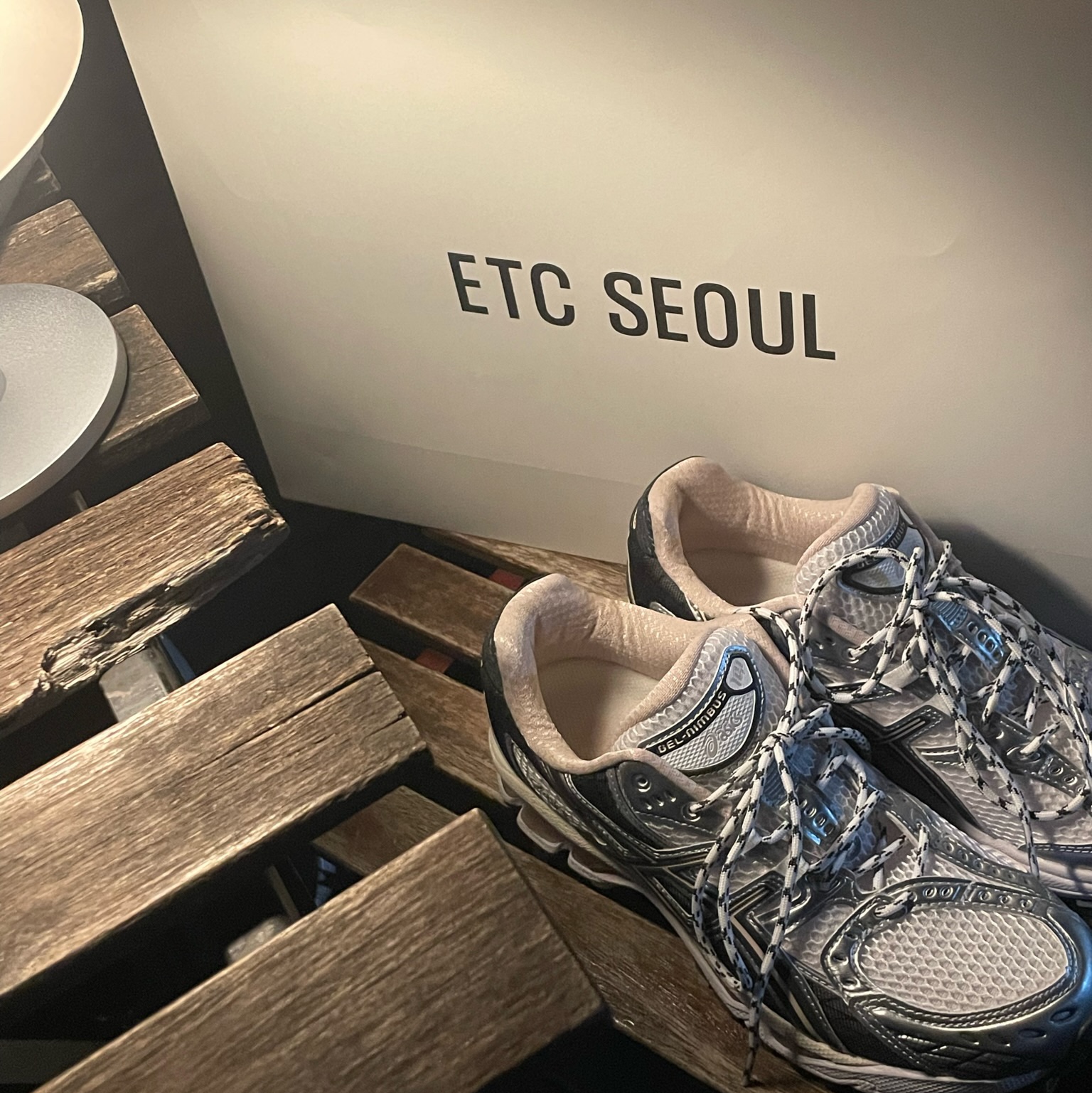 Asics Gel-Nimbus 10.1 White Obsidian Grey 착용 스타일