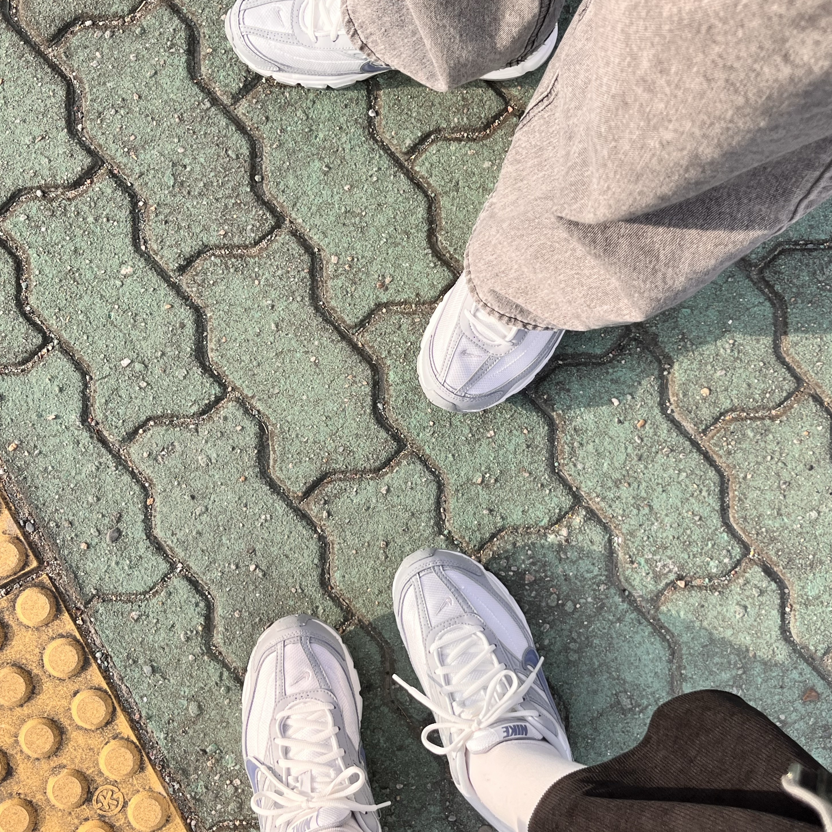 (W) Nike Initiator Summit White Light Smoke Grey 착용 스타일 - 2